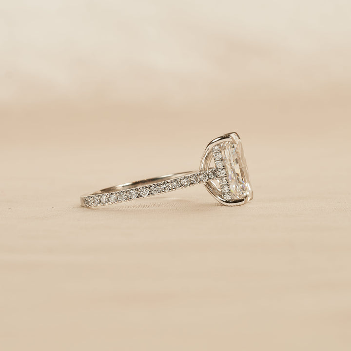 Maeve - In Stock - Solitaire Radiant Lab Grown Diamond Ring with Cathedral Setting and Pave Band - Platinum - 3,56 ct