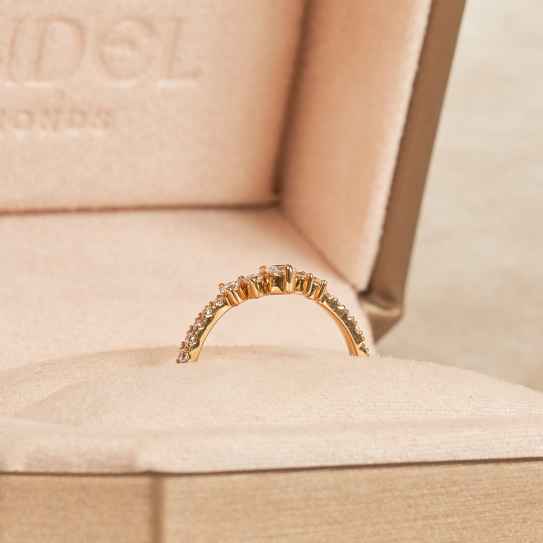 Hannah - In Stock - Curved Row Ring with Round Brilliant Lab Grown Diamonds - 18K Yellow Gold - 0,44 ct