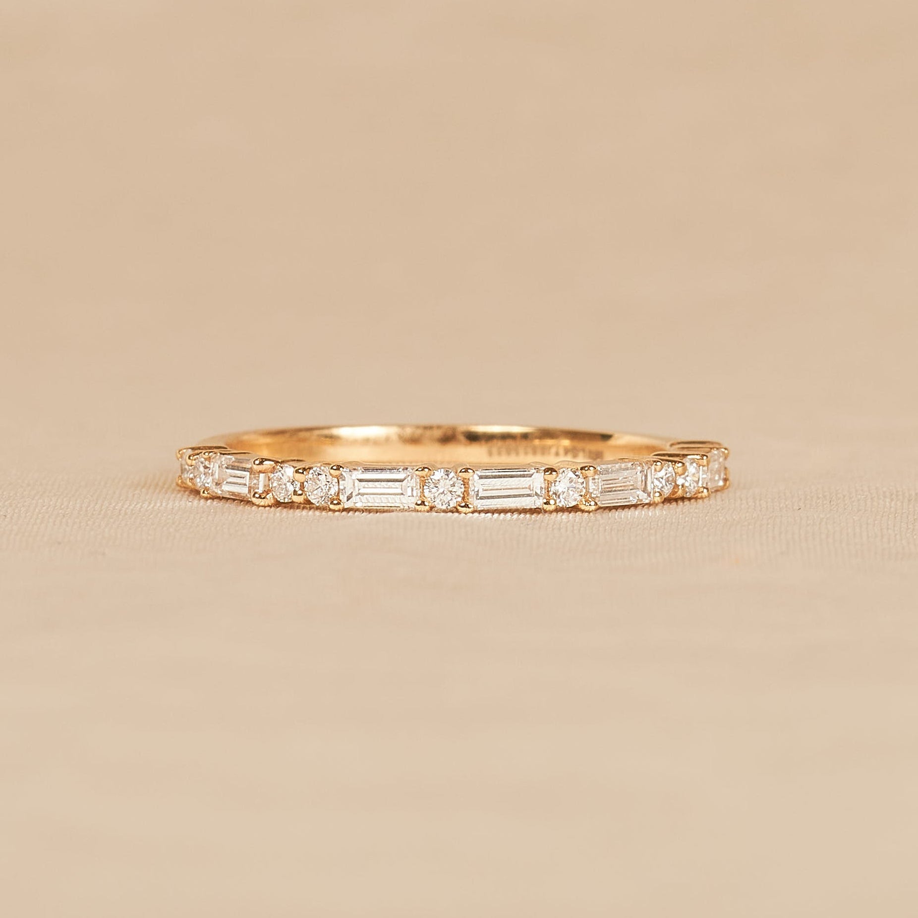 Grace - Row Ring with Baguette and Round Brilliant Cut Lab Grown Diamonds - 18K Gold - 0,39 ct
