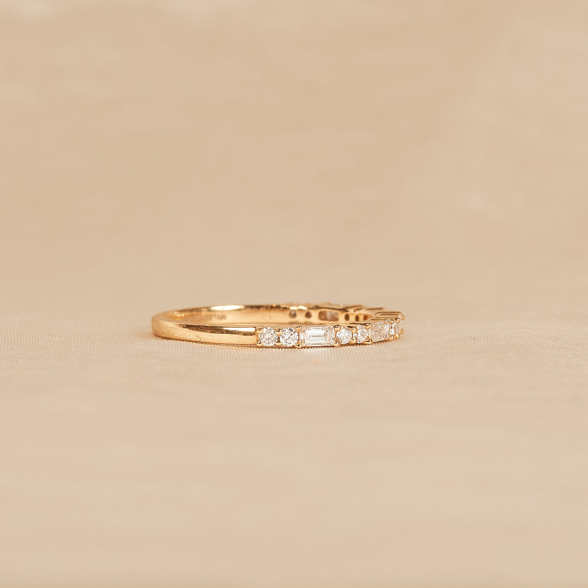 Grace - Row Ring with Baguette and Round Brilliant Cut Lab Grown Diamonds - 18K Gold - 0,39 ct