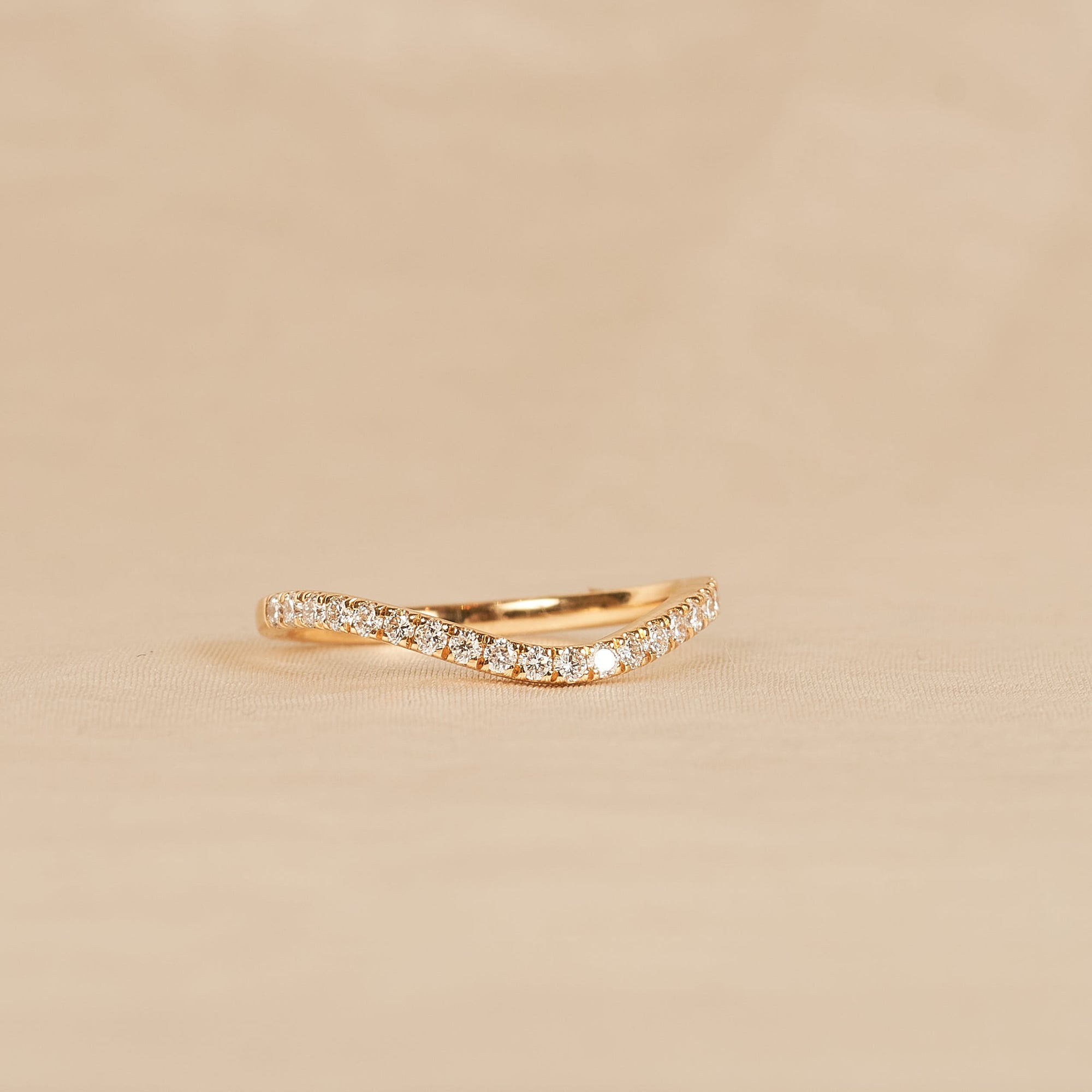 Ivy - In Stock - Curved Pave Lab Grown Diamond Stacking Ring - 18K Yellow Gold - 0,27 ct