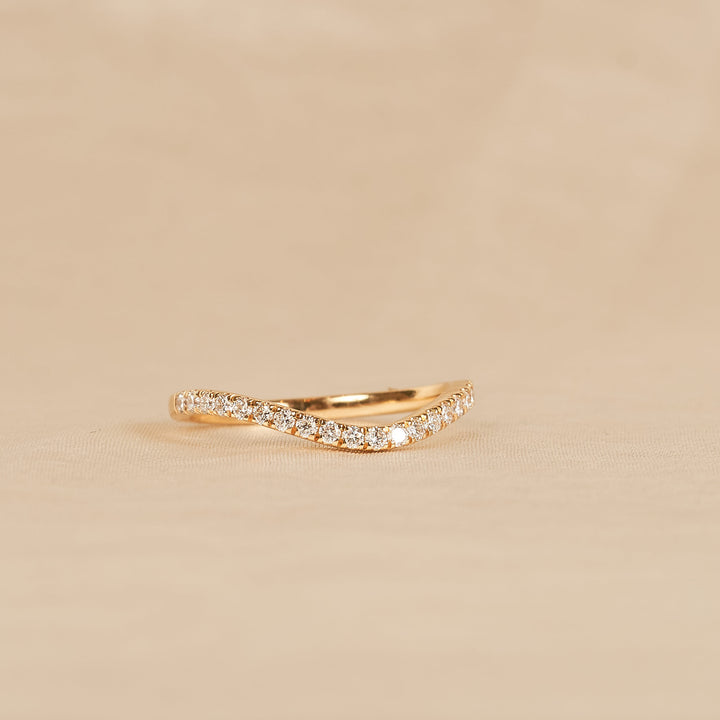 Ivy - In Stock - Curved Pave Lab Grown Diamond Stacking Ring - 18K Yellow Gold - 0,27 ct