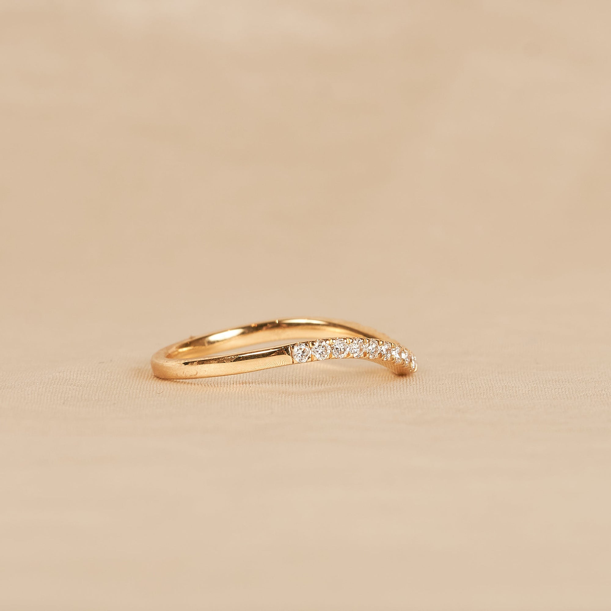 Ivy - In Stock - Curved Pave Lab Grown Diamond Stacking Ring - 18K Yellow Gold - 0,27 ct