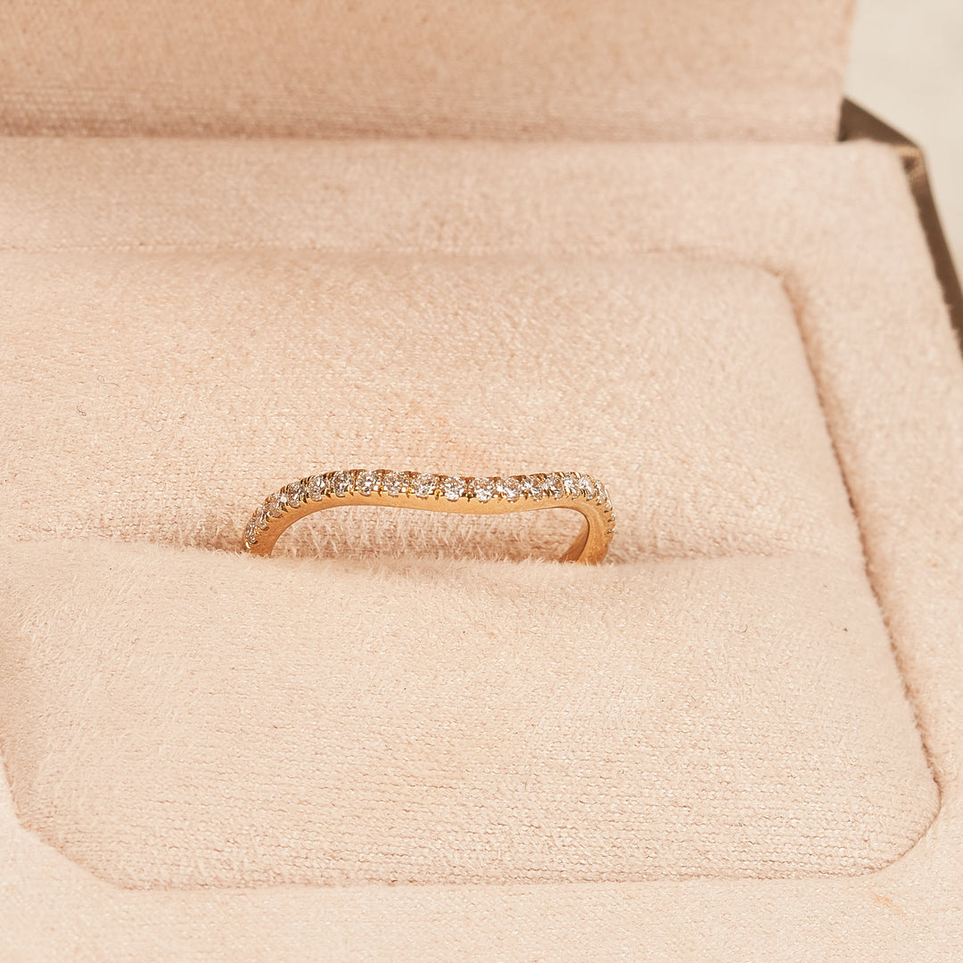 Ivy - In Stock - Curved Pave Lab Grown Diamond Stacking Ring - 18K Yellow Gold - 0,27 ct