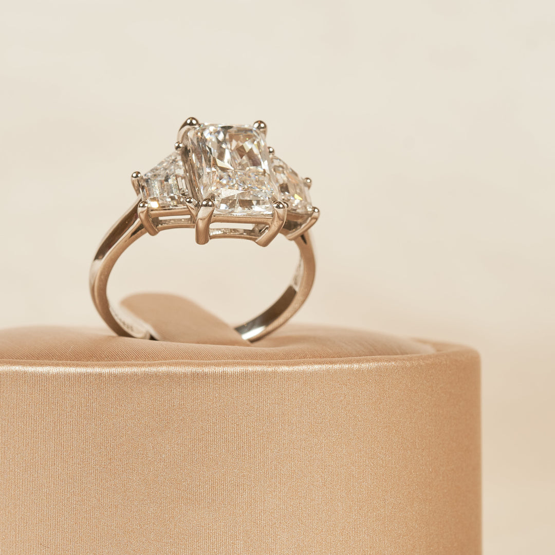 Kiara - Radiant Lab Grown Diamond Trilogy Ring - Platinum - 3,87 ct
