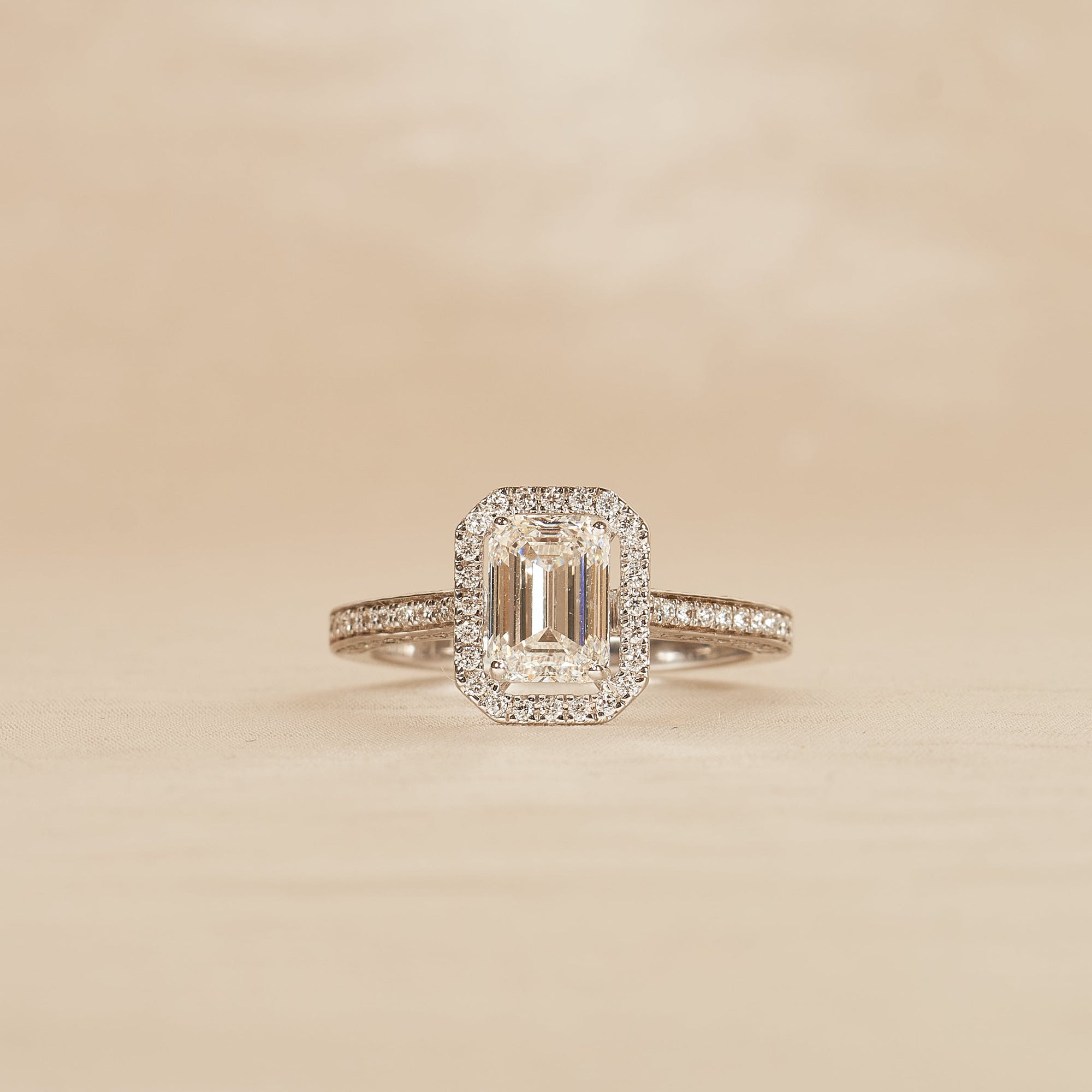 Blair - In Stock - Emerald Halo Lab Grown Diamond Ring with 3 Side Pave Set Band - 18K Gold - 2,07 ct