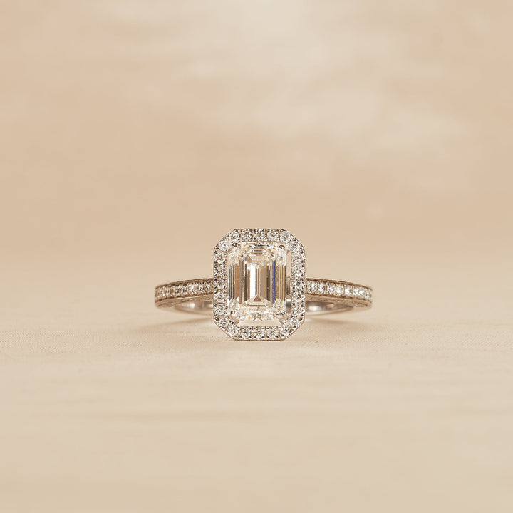 Emerald Halo Ring met 3 Zijden Pave Gezette Band - 18K Witgoud - 2,07 ct