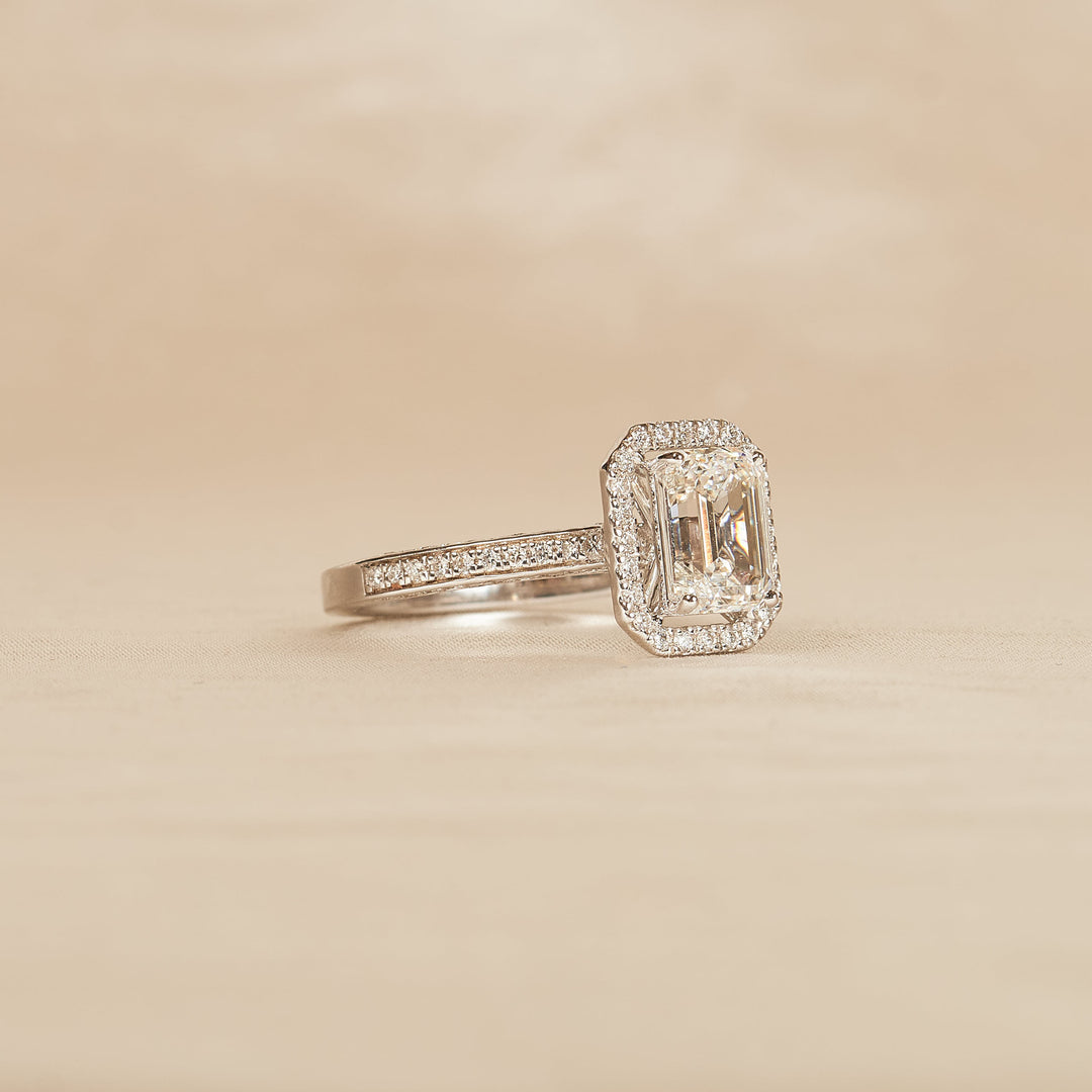 Emerald Halo Ring met 3 Zijden Pave Gezette Band - 18K Witgoud - 2,07 ct