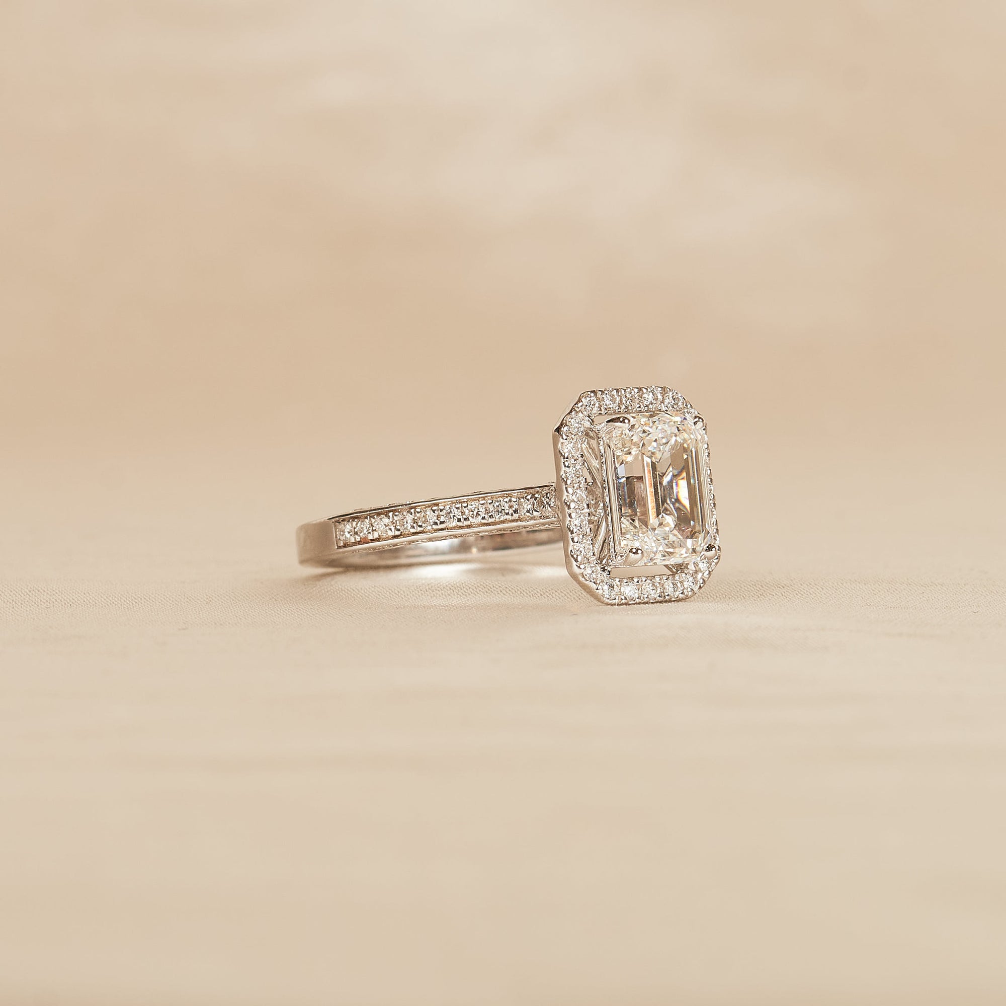 Blair - In Stock - Emerald Halo Lab Grown Diamond Ring with 3 Side Pave Set Band - 18K Gold - 2,07 ct