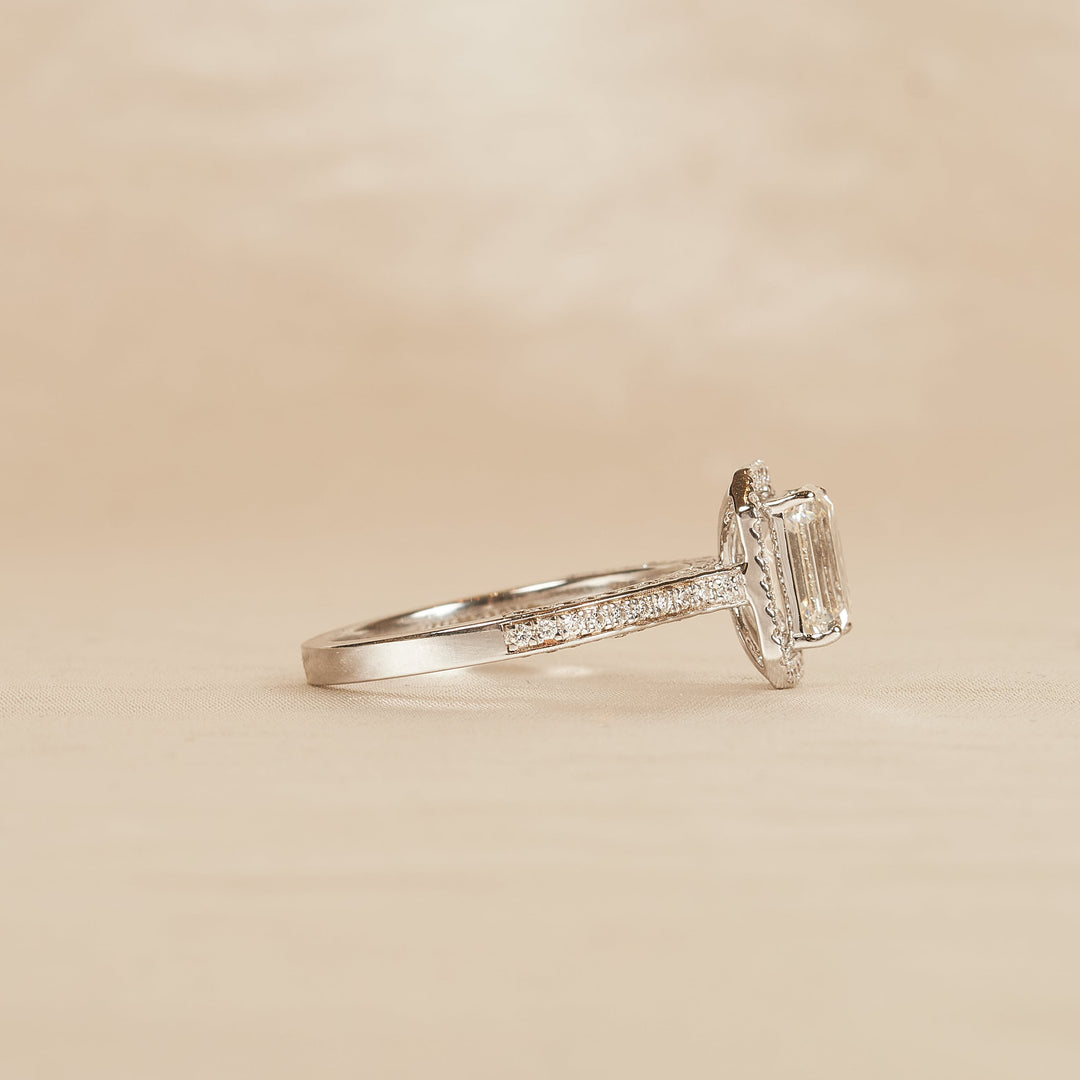 Emerald Halo Ring met 3 Zijden Pave Gezette Band - 18K Witgoud - 2,07 ct