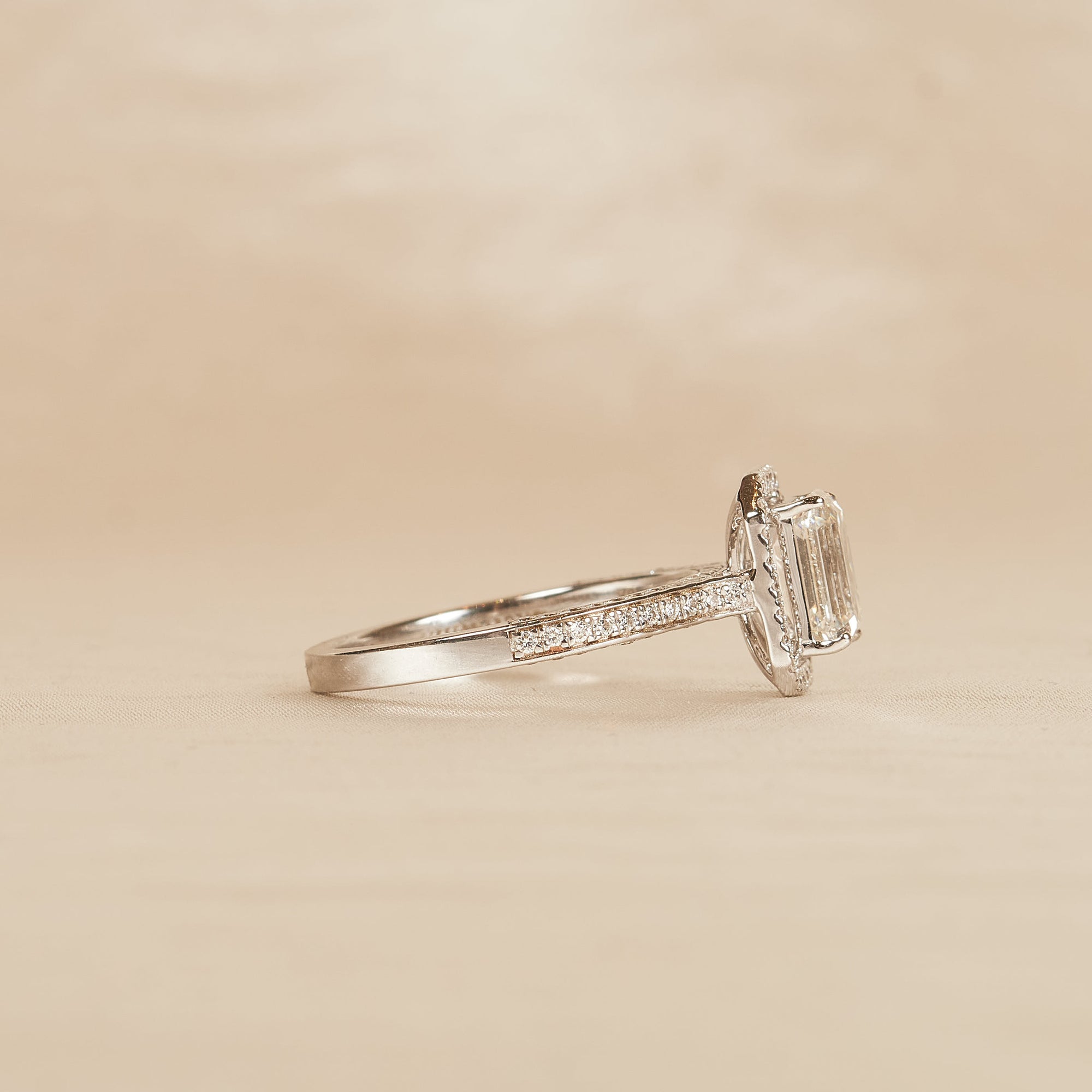 Blair - In Stock - Emerald Halo Lab Grown Diamond Ring with 3 Side Pave Set Band - 18K Gold - 2,07 ct