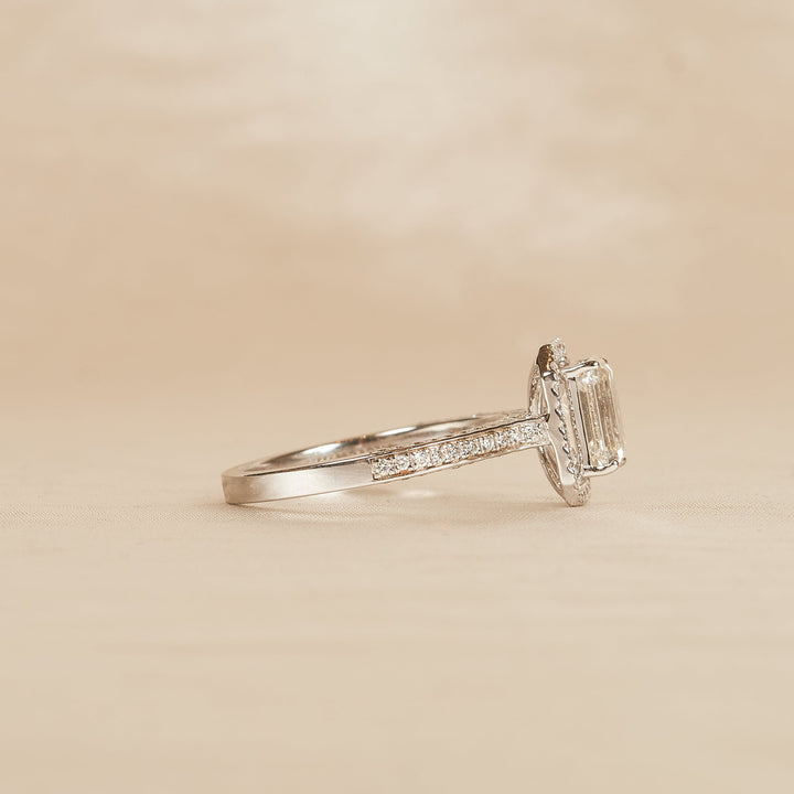 Emerald Halo Ring met 3 Zijden Pave Gezette Band - 18K Witgoud - 2,07 ct