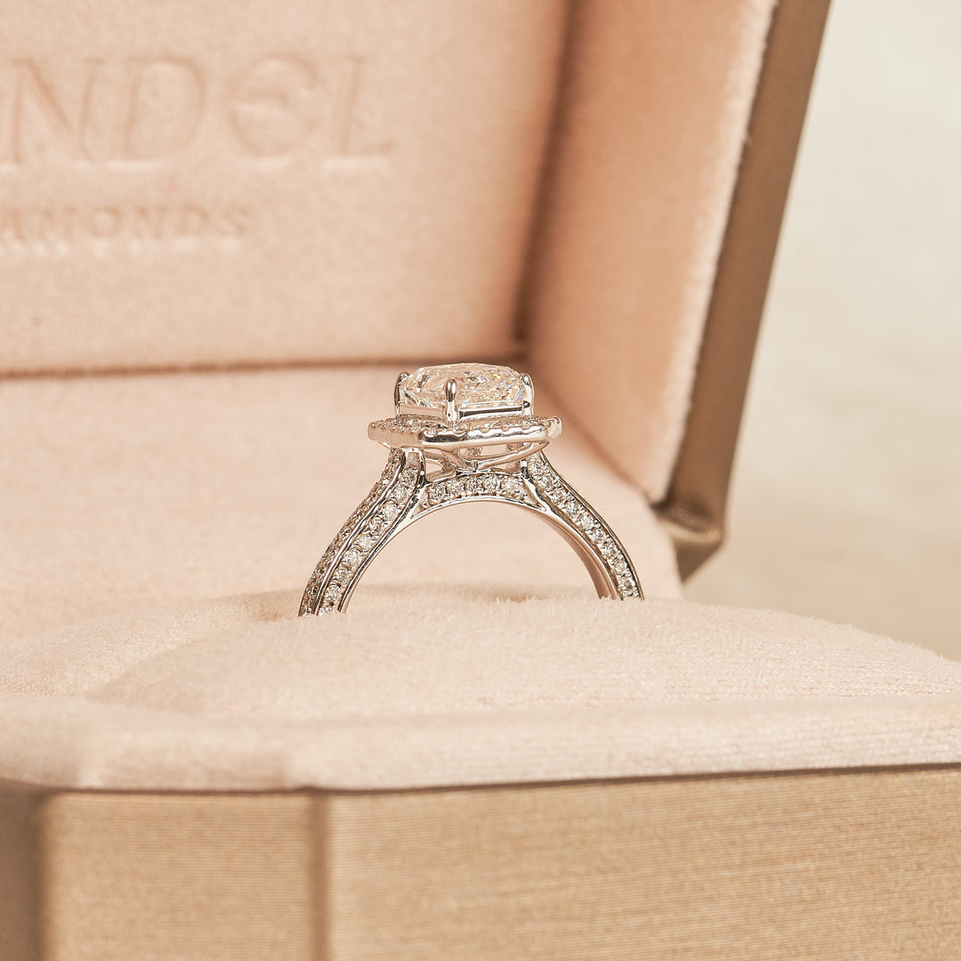 Emerald Halo Ring met 3 Zijden Pave Gezette Band - 18K Witgoud - 2,07 ct