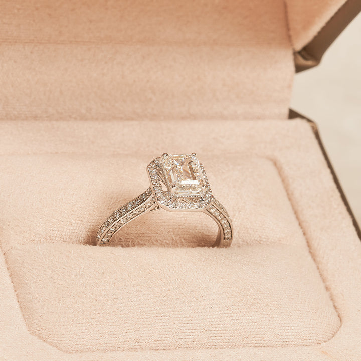 Emerald Halo Ring met 3 Zijden Pave Gezette Band - 18K Witgoud - 2,07 ct