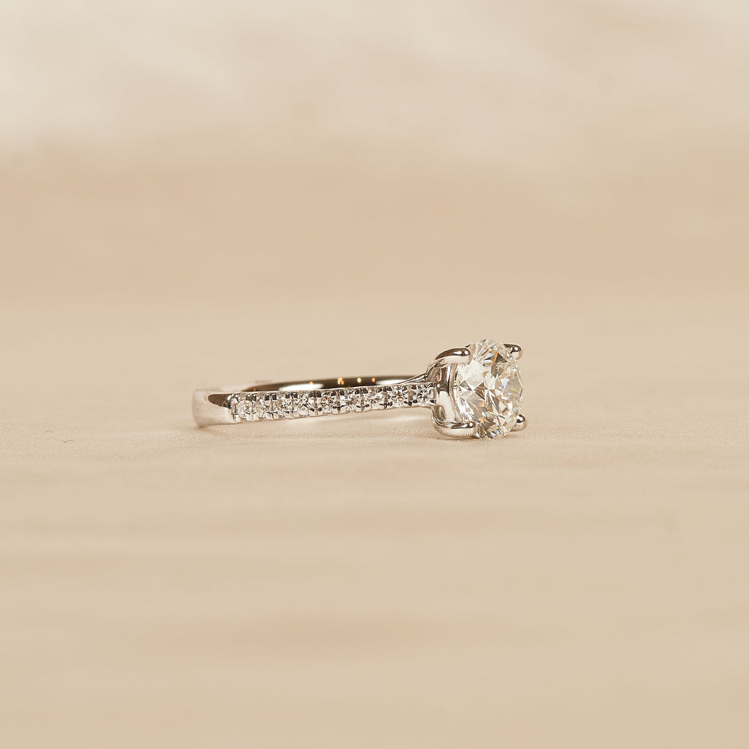 Lilly - In Stock - Round Solitair Lab Grown Diamond Ring with Cathedral Cross Over Setting And Pave Band