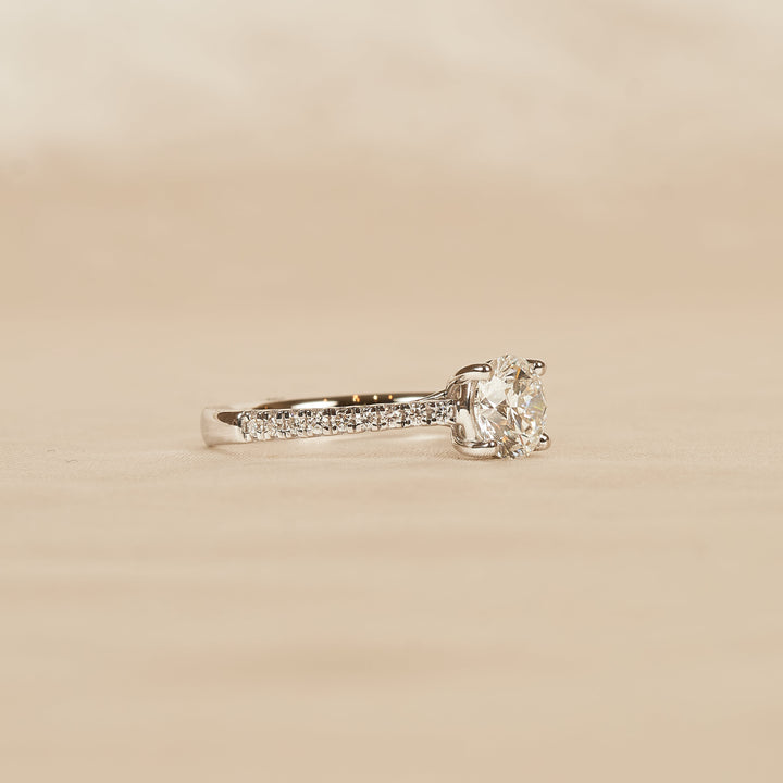Lilly - In Stock - Round Solitair Lab Grown Diamond Ring with Cathedral Cross Over Setting And Pave Band
