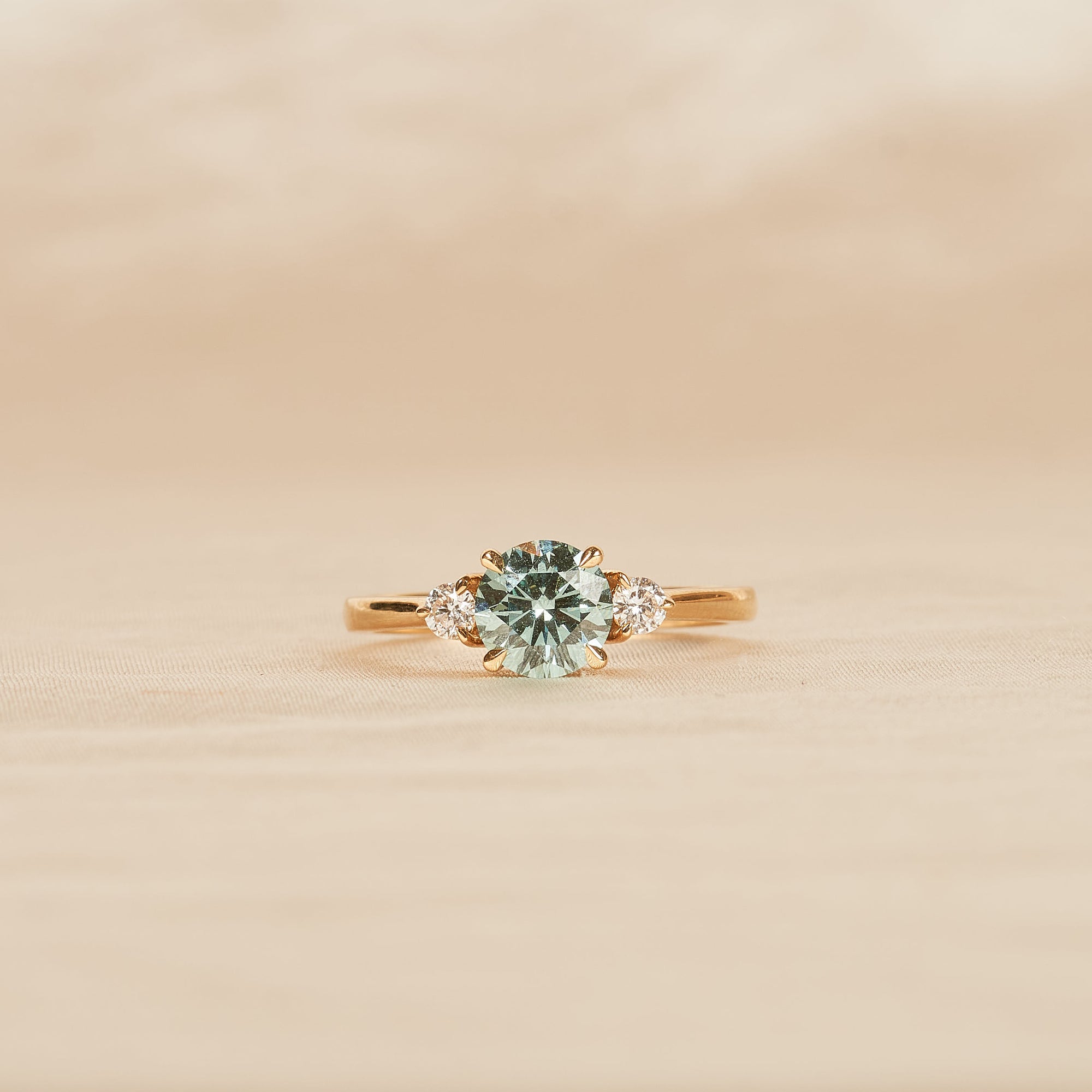 Donna - In Stock - Azure Blue Lab Grown Diamond Ring with Brilliant Side Stones - 18K Yellow Gold - 1,22 ct