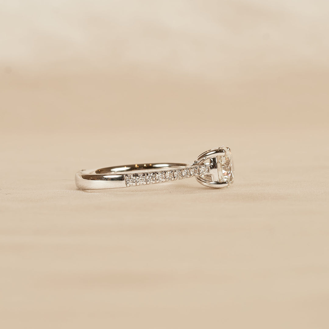 Lilly - In Stock - Round Solitair Lab Grown Diamond Ring with Cathedral Cross Over Setting And Pave Band