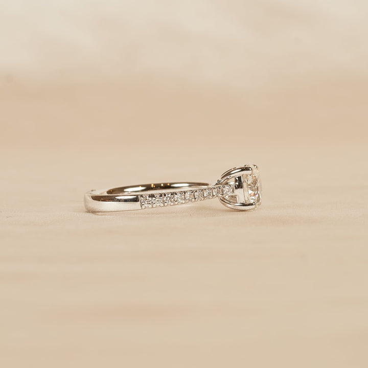 Lilly - In Stock - Round Solitair Lab Grown Diamond Ring with Cathedral Cross Over Setting And Pave Band