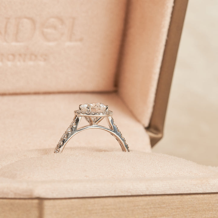 Rond Briljant Halo Ring met Pave Band - 18K Goud