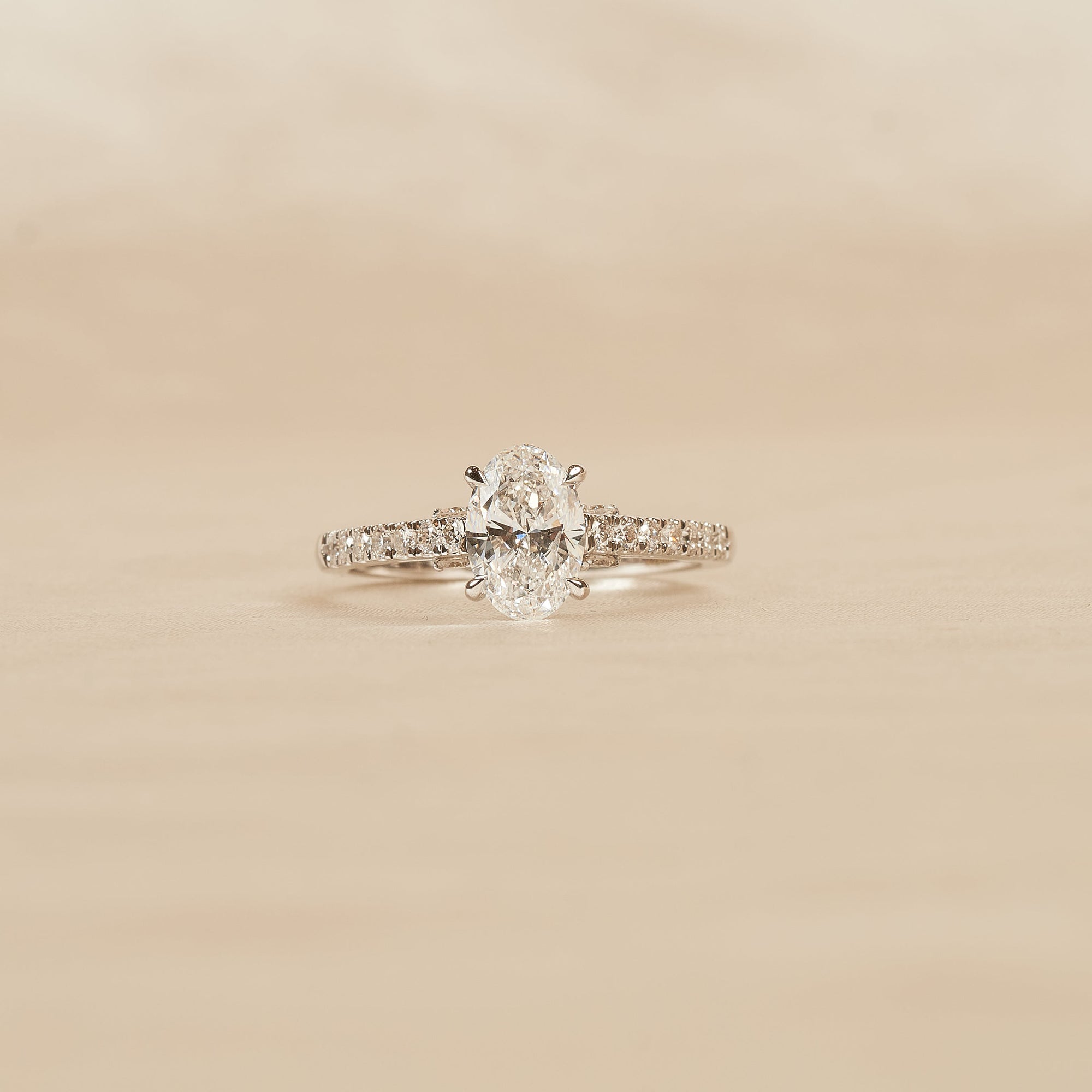 Romee - In Stock - Oval Solitair Lab Grown Diamond Ring with Pave Band - 18K Gold - 1,37 ct