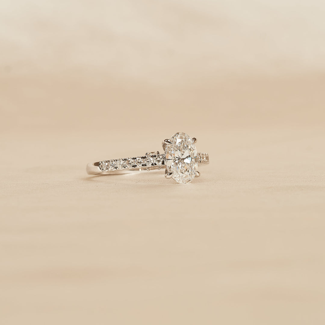 Romee – Oval Solitaire Ring Pavé Band – 1,37 ct