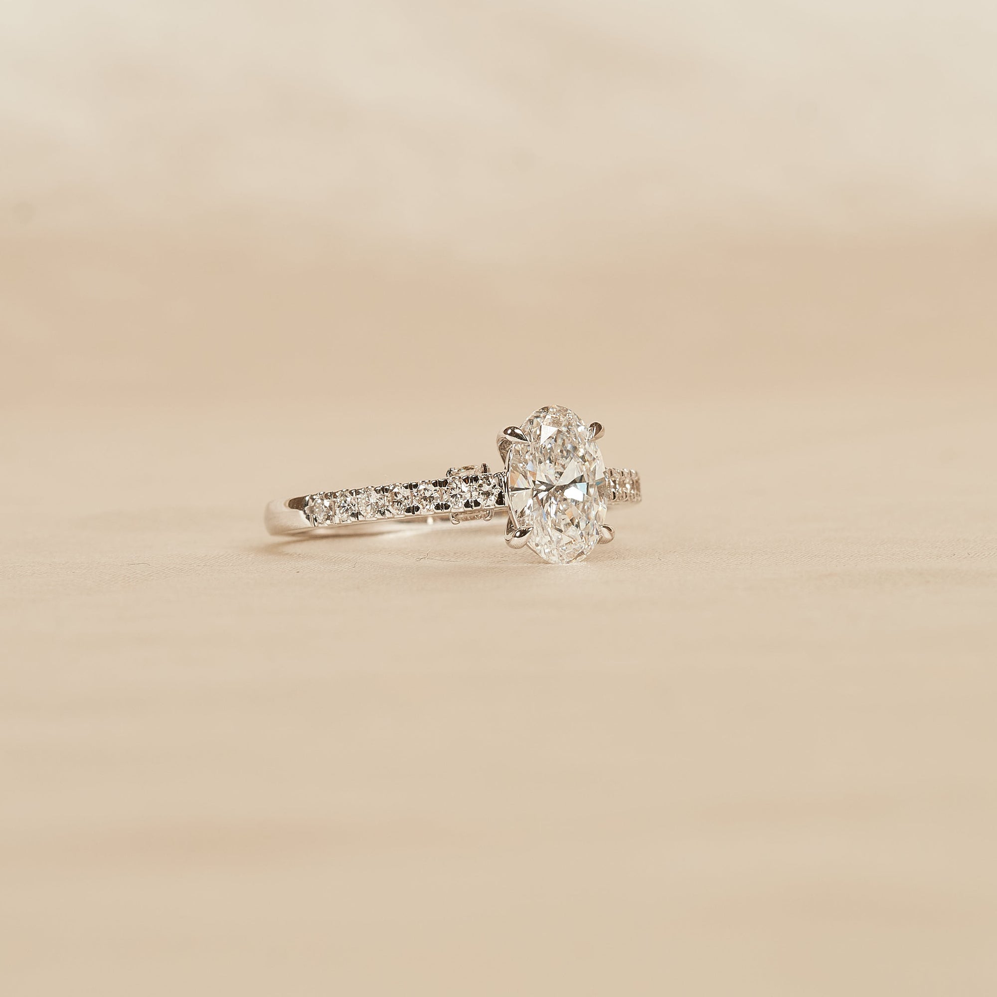 Romee - In Stock - Oval Solitair Lab Grown Diamond Ring with Pave Band - 18K Gold - 1,37 ct