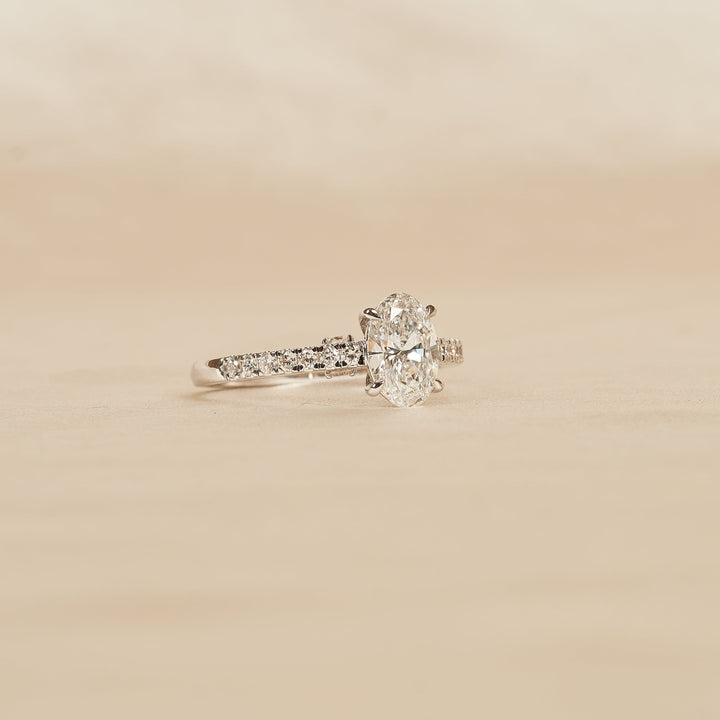 Romee – Oval Solitaire Ring Pavé Band – 1,37 ct