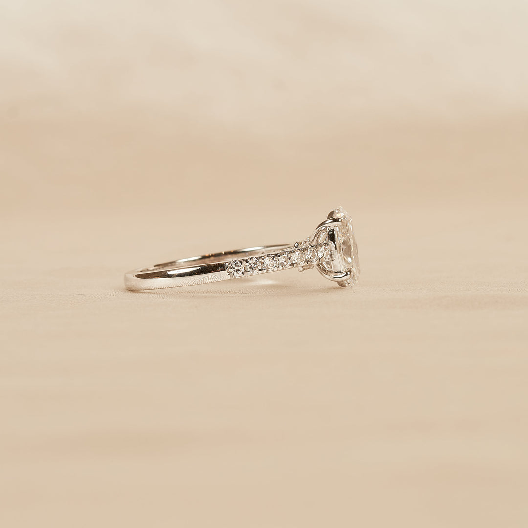 Romee – Oval Solitaire Ring Pavé Band – 1,37 ct