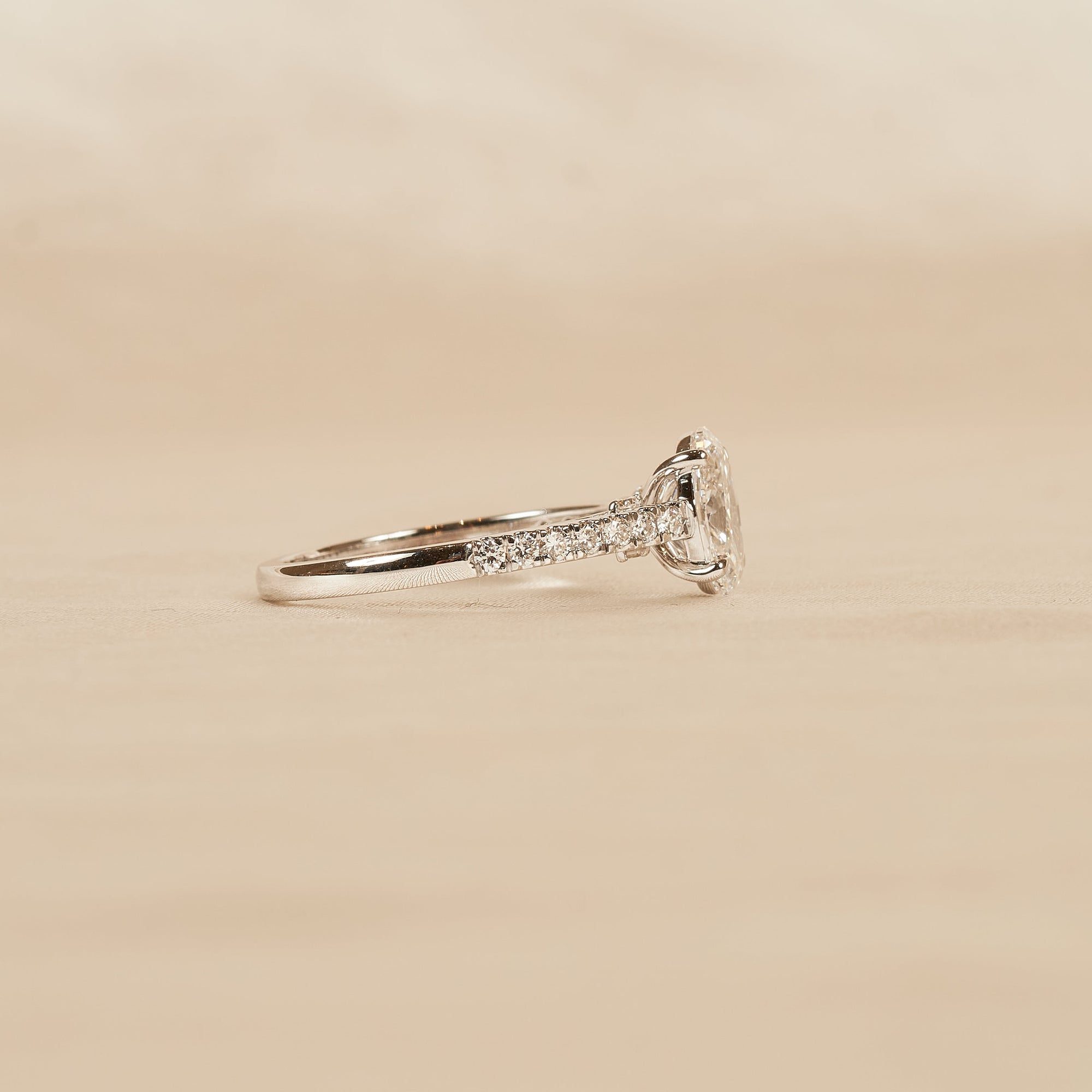 Romee - In Stock - Oval Solitair Lab Grown Diamond Ring with Pave Band - 18K Gold - 1,37 ct