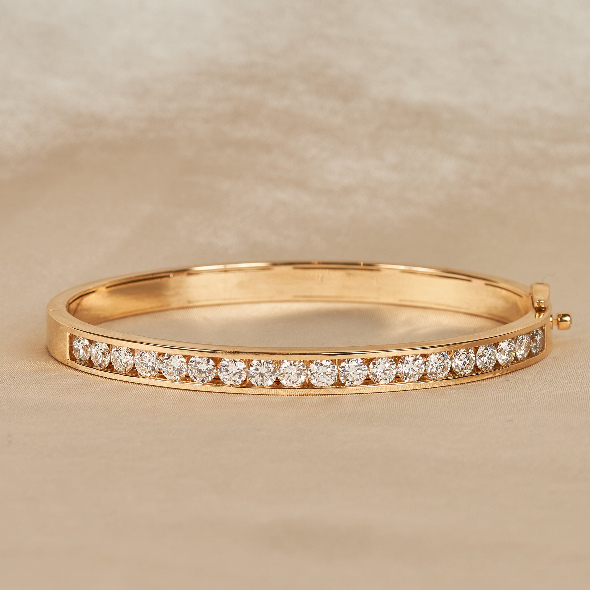 Adele - In Stock - Bangle with Lab Grown Diamond Channel Setting Wide - 18k Gold - 3,65 ct