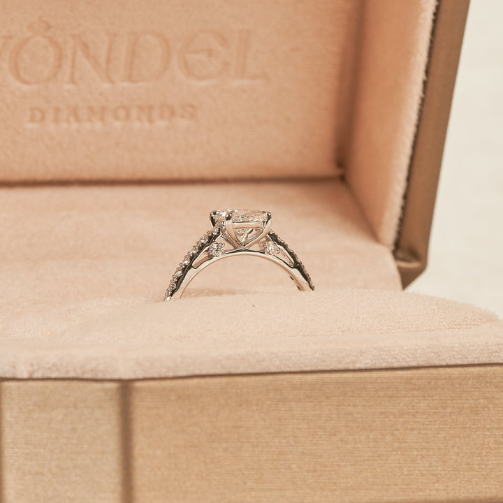 Romee – Oval Solitaire Ring Pavé Band – 1,37 ct