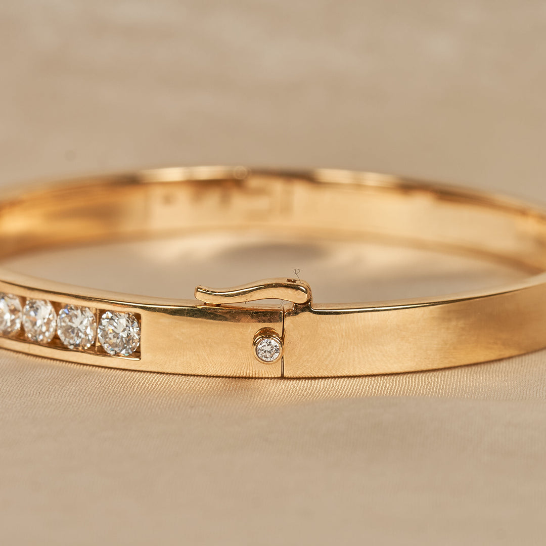 Adele - In Stock - Bangle with Lab Grown Diamond Channel Setting Wide - 18k Gold - 3,65 ct