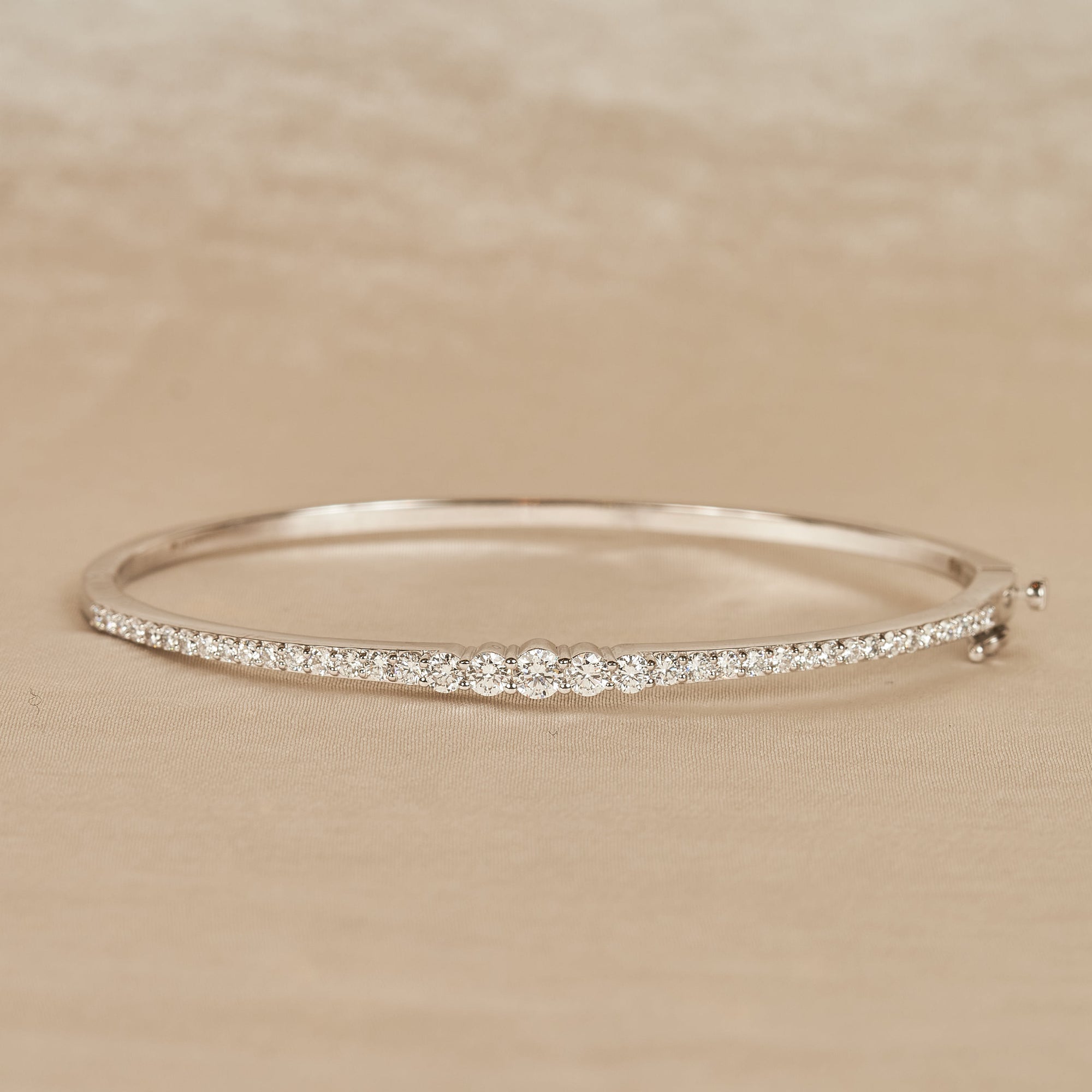Nancy - In Stock - Lab Grown Diamond Bangle with Gradient Diamond Size - 18k Gold - 1,3 ct