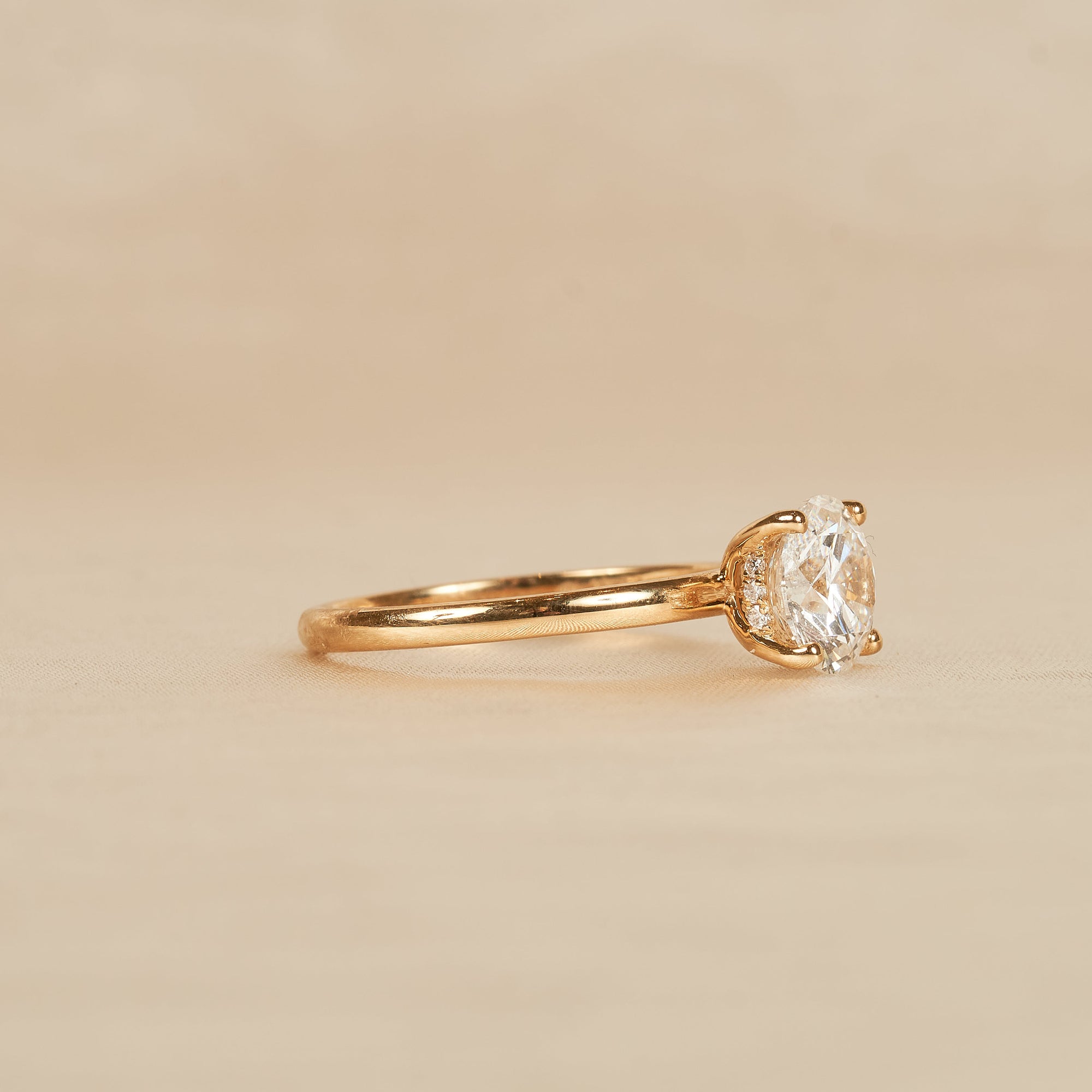 Lisa - In Stock - Solitaire Round Brilliant Lab Grown Diamond Ring with Hidden Halo - 18K Yelllow Gold - 1,56 ct
