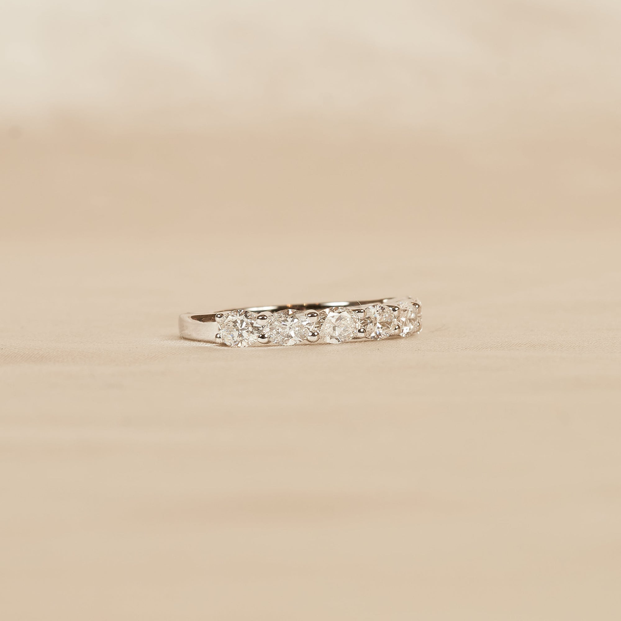 Jolie - In Stock - Oval Lab Grown Diamond Row Ring East to West Half Set - 18K White Gold - 1,03 ct