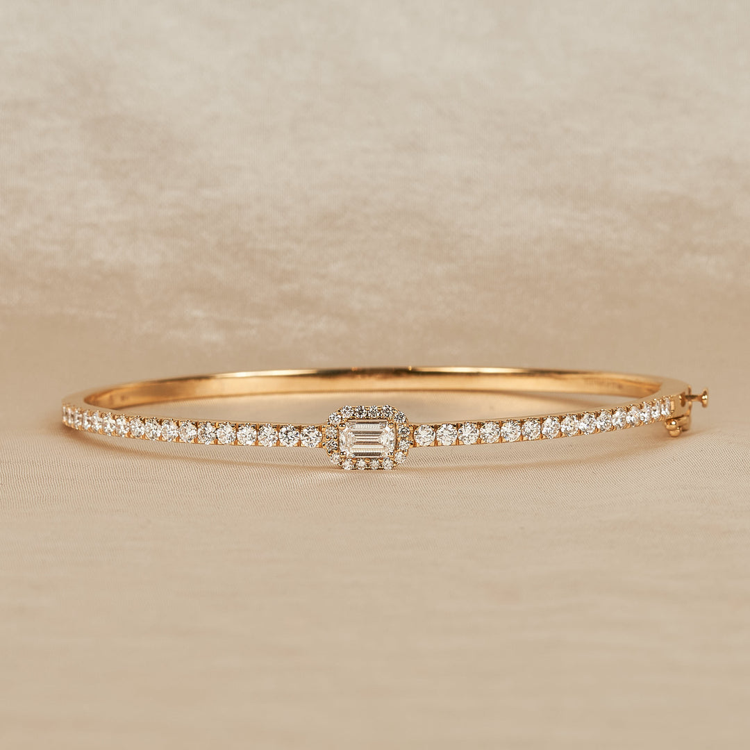 Addison - In Stock - Lab Grown Diamond Bangle with Pave and Emerald Halo - 18k Gold - 1,85 ct
