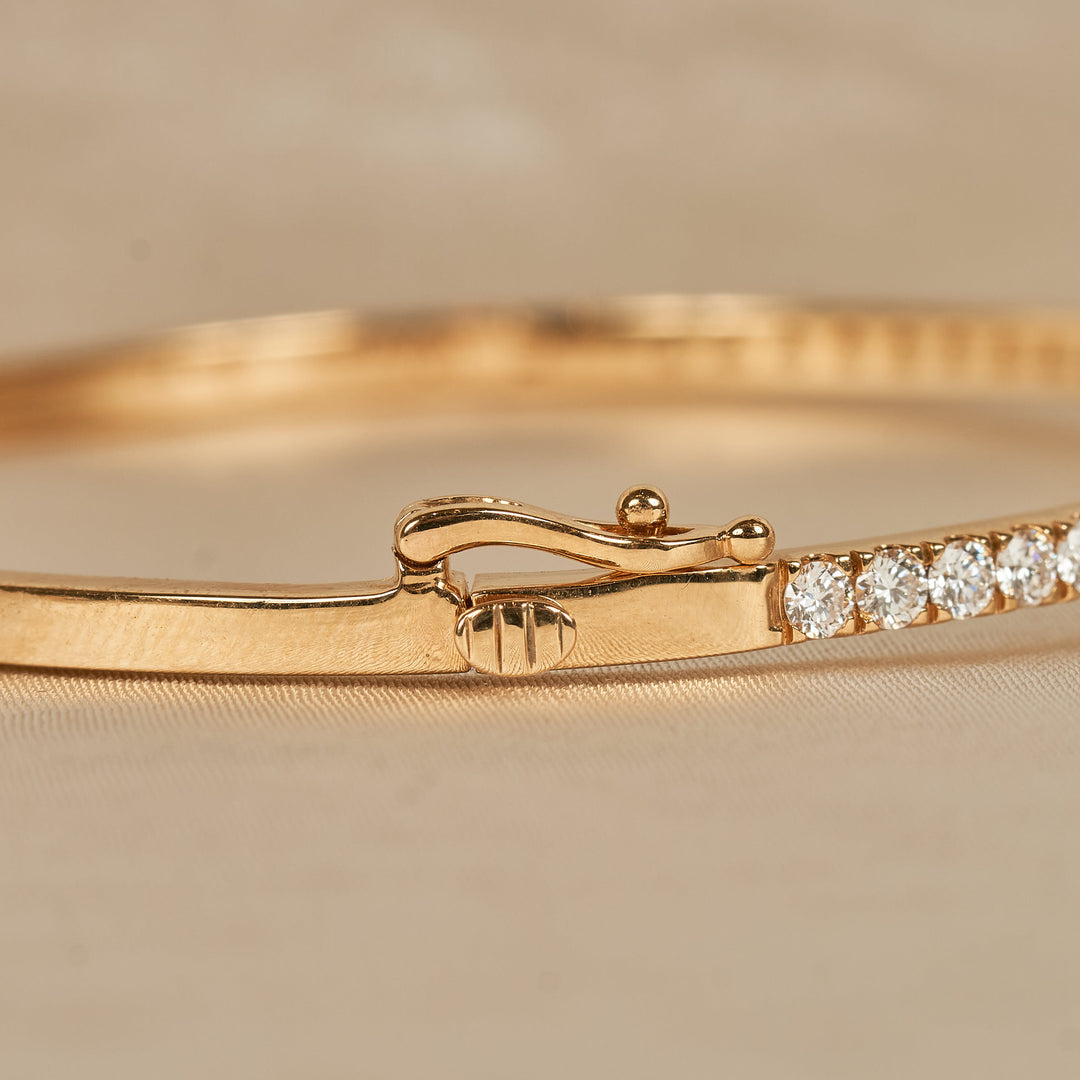 Addison - In Stock - Lab Grown Diamond Bangle with Pave and Emerald Halo - 18k Gold - 1,85 ct