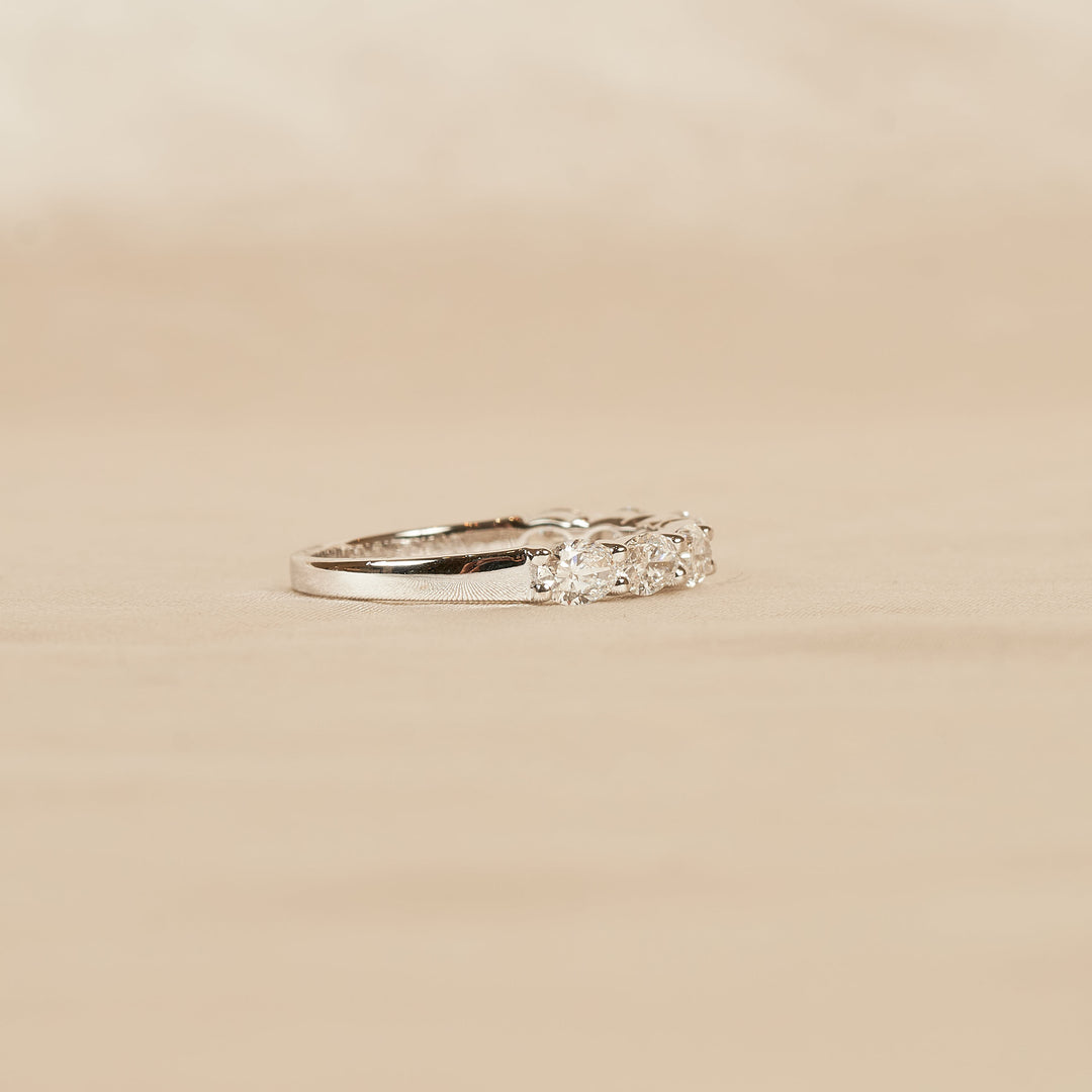 Jolie - In Stock - Oval Lab Grown Diamond Row Ring East to West Half Set - 18K White Gold - 1,03 ct