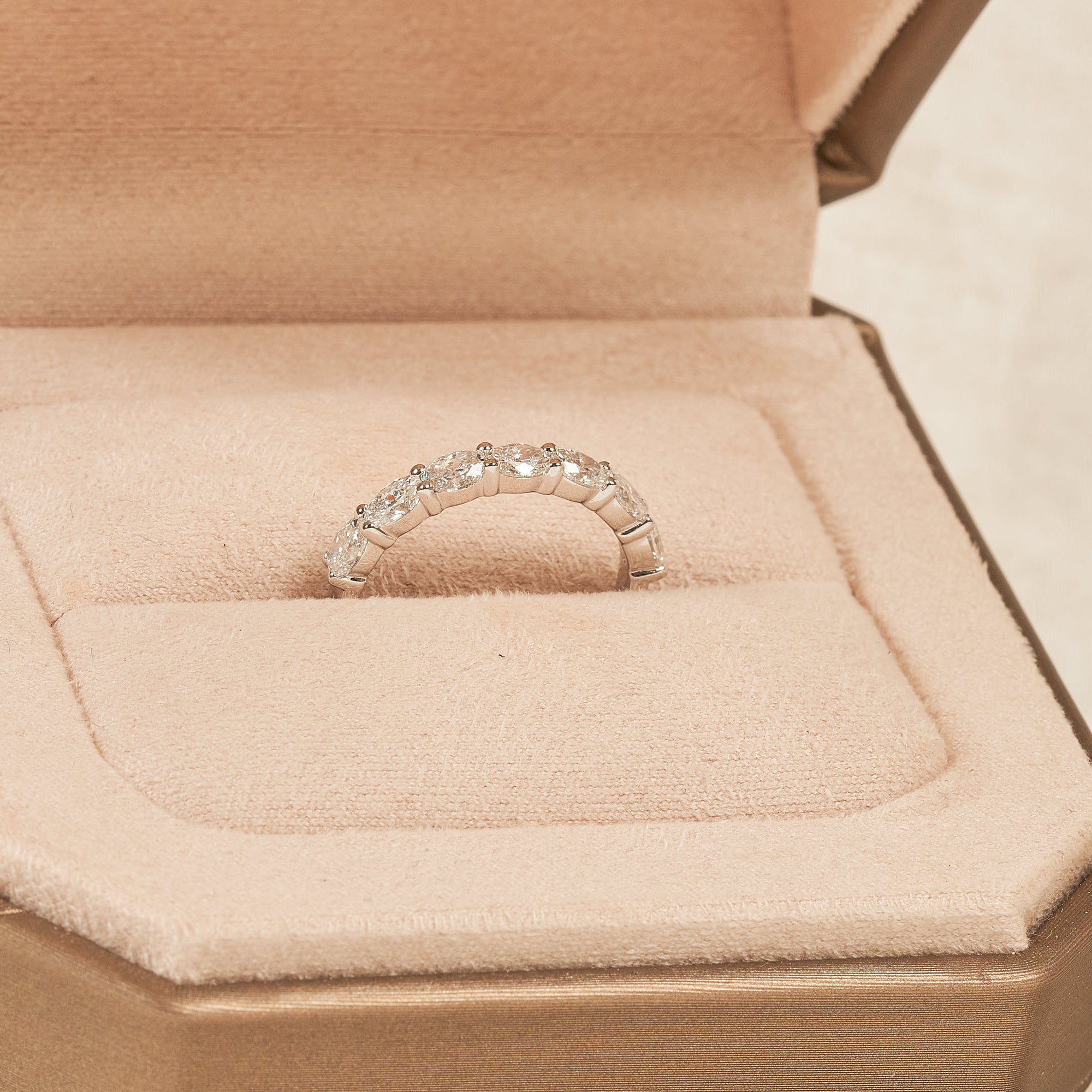 Jolie - In Stock - Oval Lab Grown Diamond Row Ring East to West Half Set - 18K White Gold - 1,03 ct