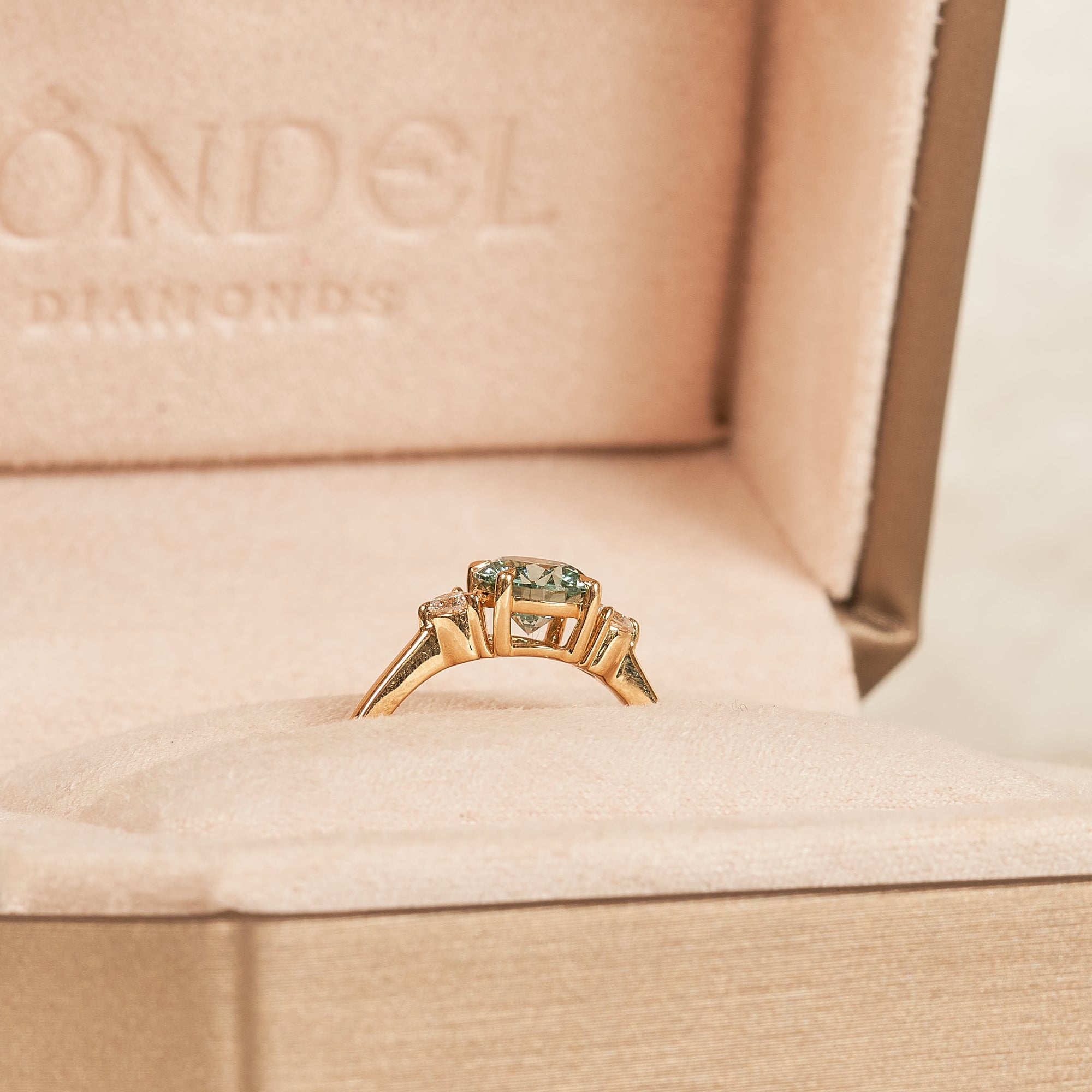 Donna - In Stock - Azure Blue Lab Grown Diamond Ring with Brilliant Side Stones - 18K Yellow Gold - 1,22 ct