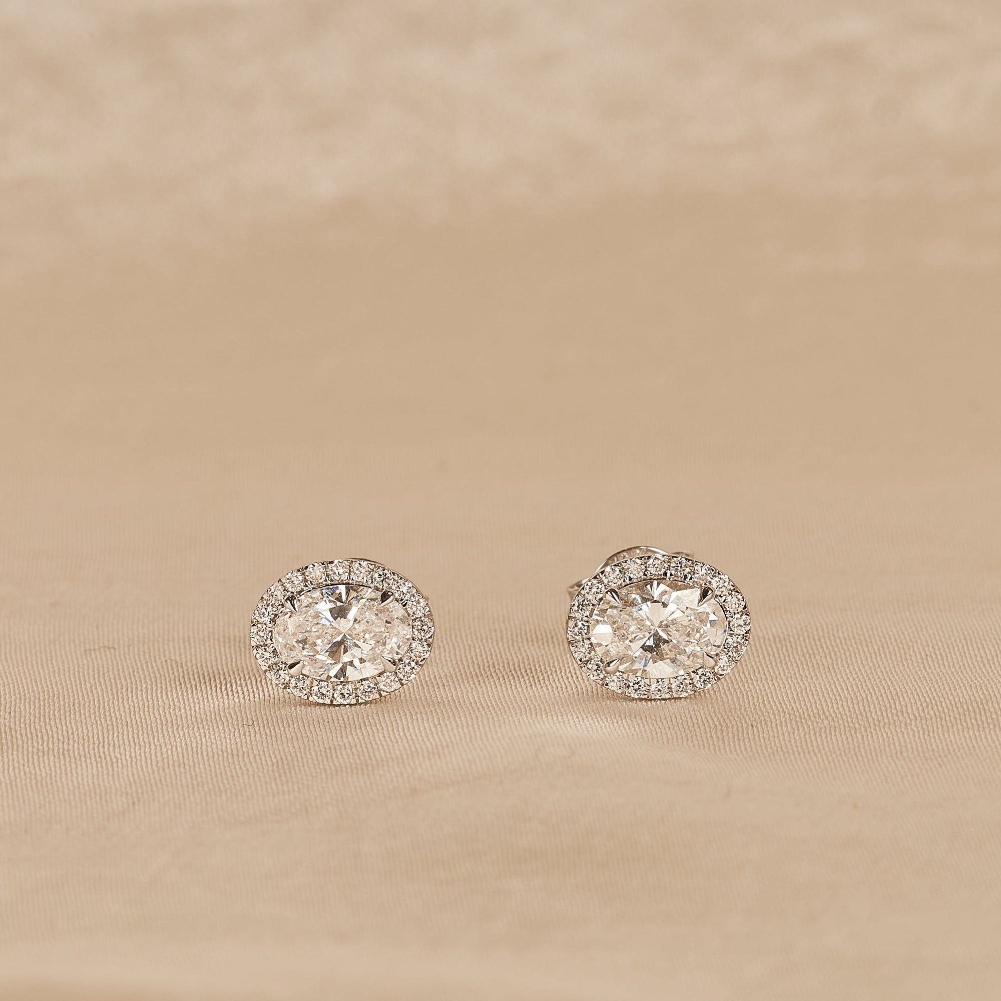 Bibi - In Stock - Oval Halo Lab Grown Diamond Stud Earrings - 18K White Gold - 1,24 ct