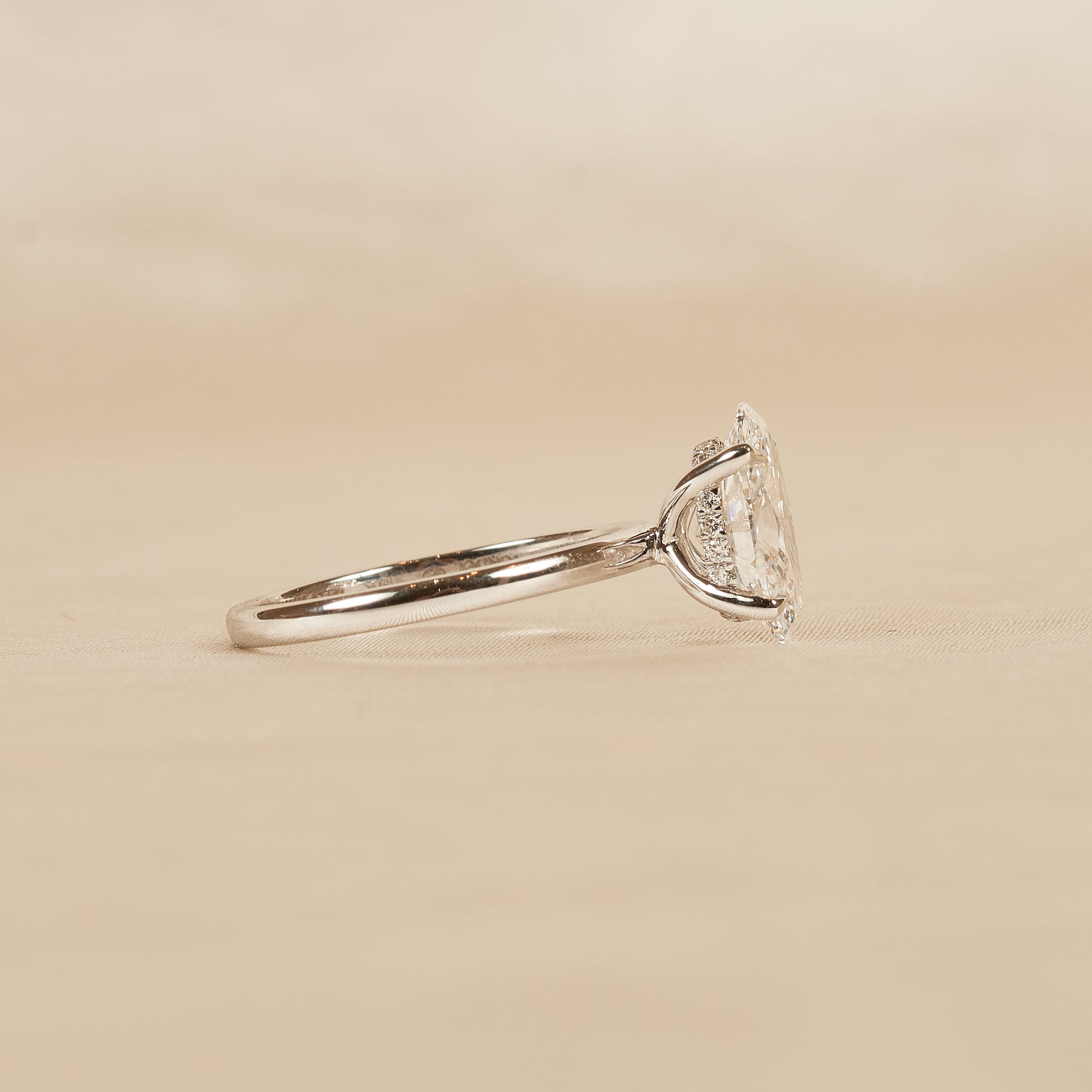 Lisa - In Stock - Oval Lab Grown Diamond Ring Solitair with Hidden Halo - 18K White Gold - 2,15 ct