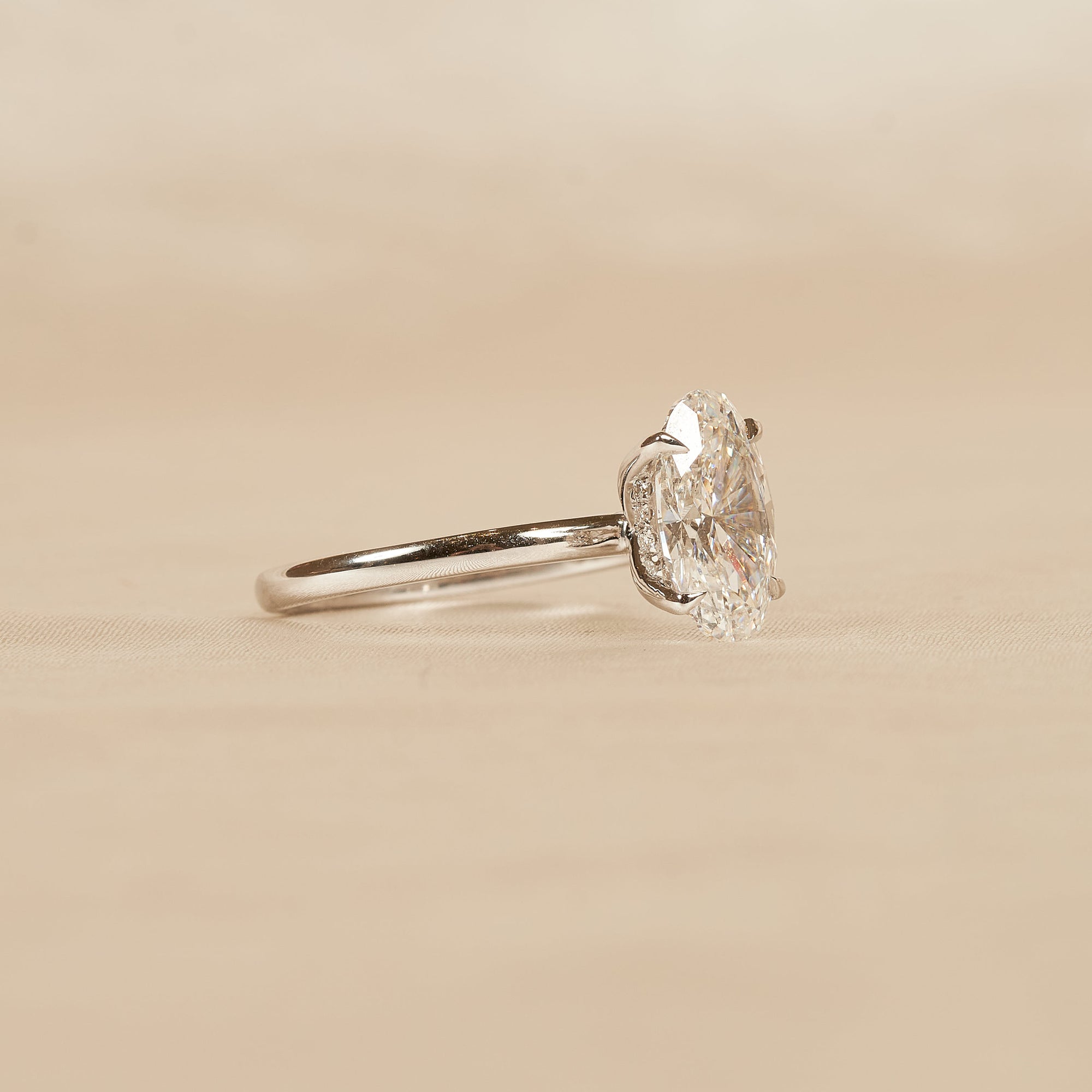 Lisa - In Stock - Oval Lab Grown Diamond Ring Solitair with Hidden Halo - 18K White Gold - 2,15 ct