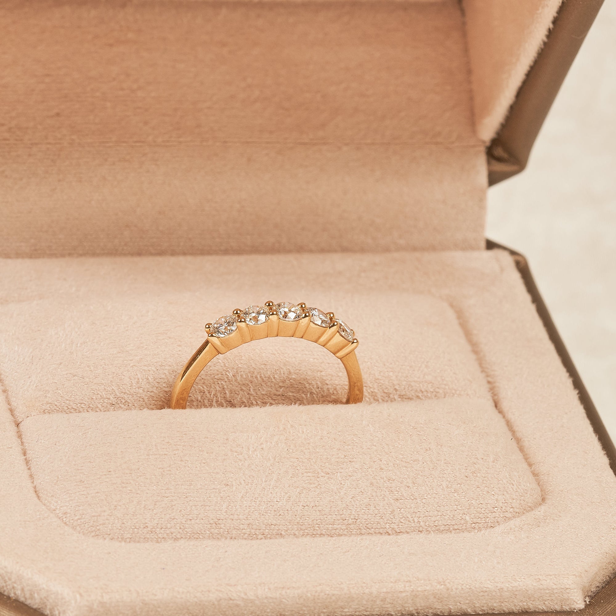 Vivienne - In Stock - Lab Grown Diamond Row Ring - 18K Gold - 0,57 ct