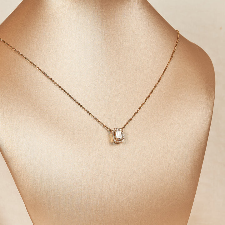 Madeleine - In Stock - Emerald Halo Lab Grown Diamond Pendant Necklace - 18K Gold - 0,75 ct