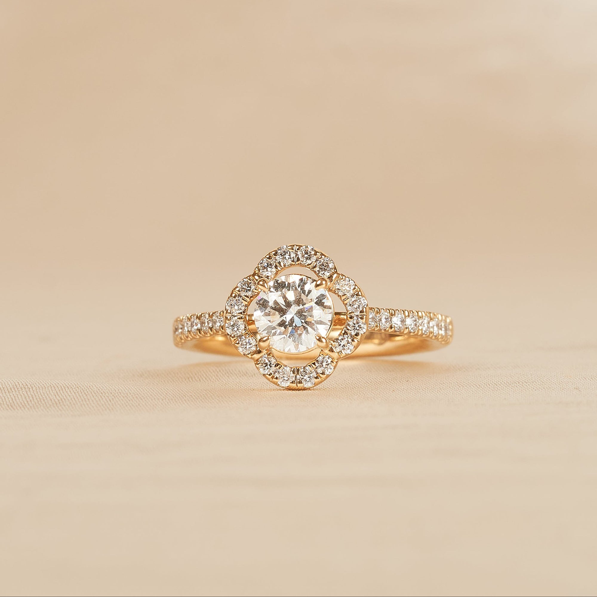 Fiona - In Stock - Flower Pave Lab Grown Diamond Ring with Round Brilliant - 18k Yellow Gold - 1,09 ct