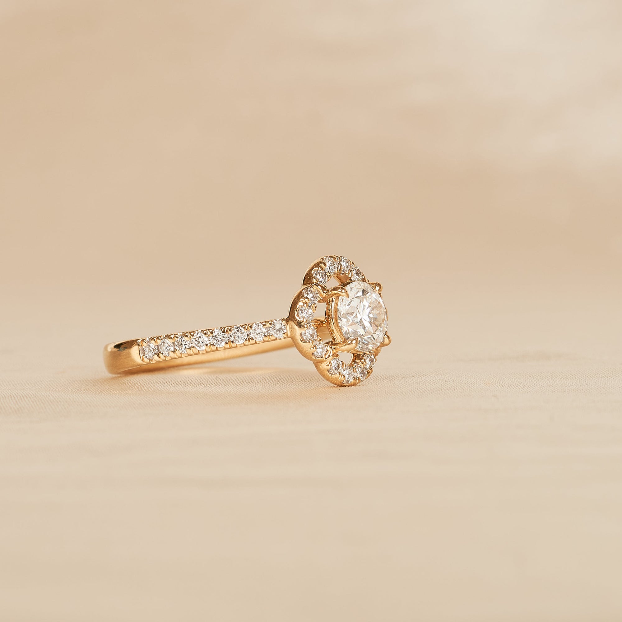 Fiona - In Stock - Flower Pave Lab Grown Diamond Ring with Round Brilliant - 18k Yellow Gold - 1,09 ct