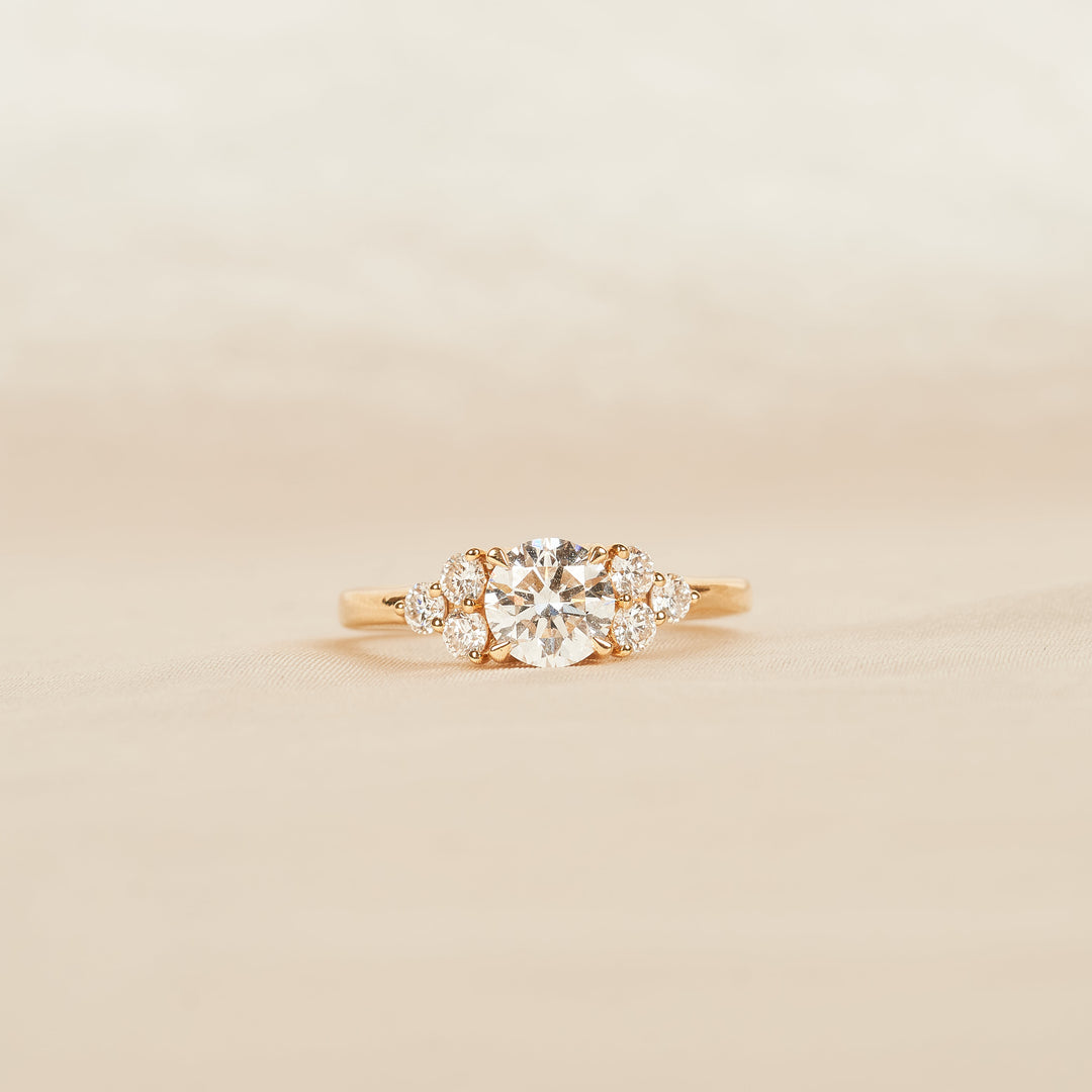 Lola - Round Brilliant with Side Stones Lab Grown Diamond Ring- 18K Yellow Gold - 1,33 ct