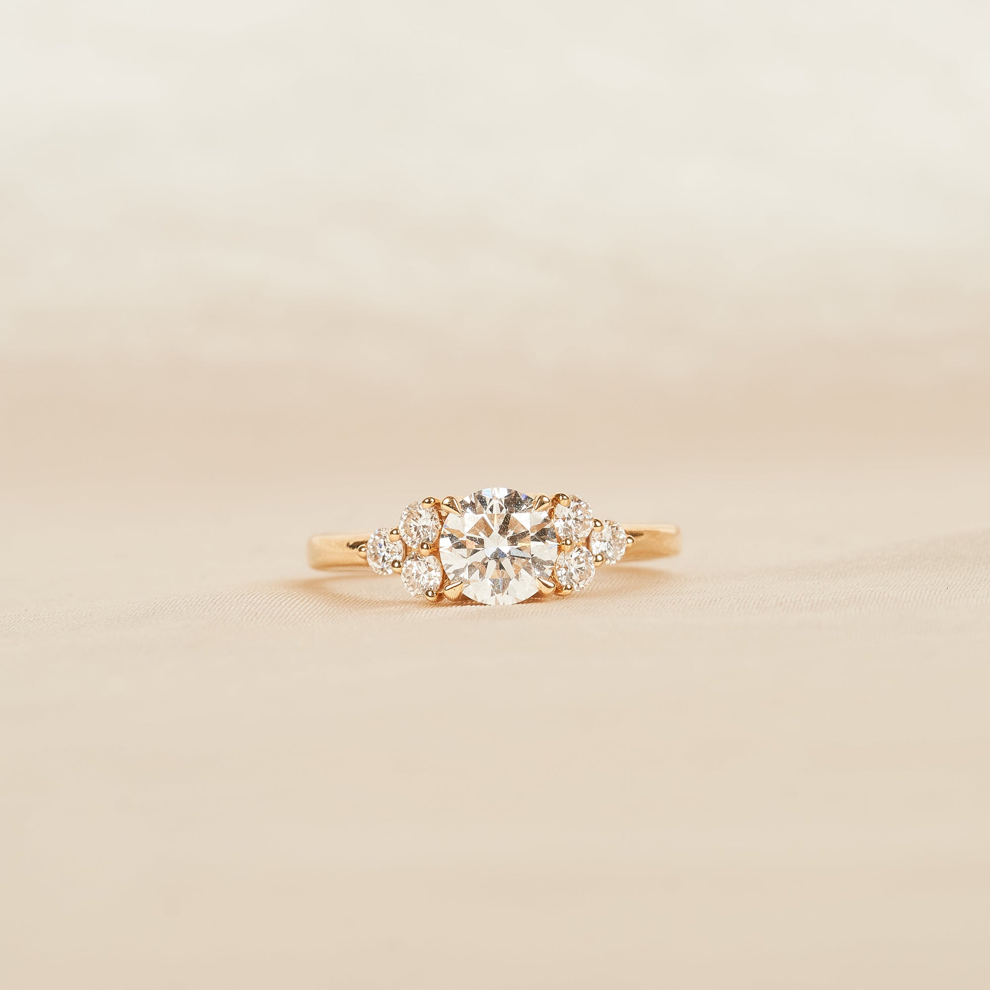 Lola - Round Brilliant with Side Stones Lab Grown Diamond Ring- 18K Yellow Gold - 1,33 ct